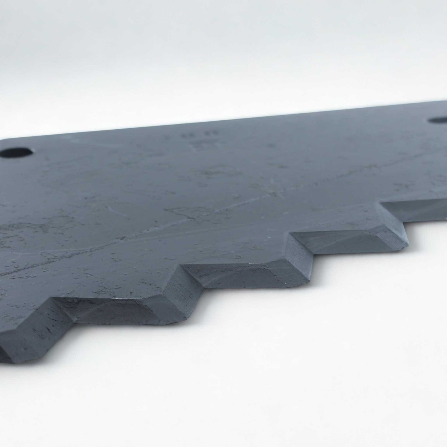 Cuchilla de repuesto para carros mezcladores BvL (adaptable), fabricada en acero de 6 mm de grosor, con 80 mm de distancia entre agujeros y una longitud total de 450 mm. Ideal para el corte y mezclado de forraje.