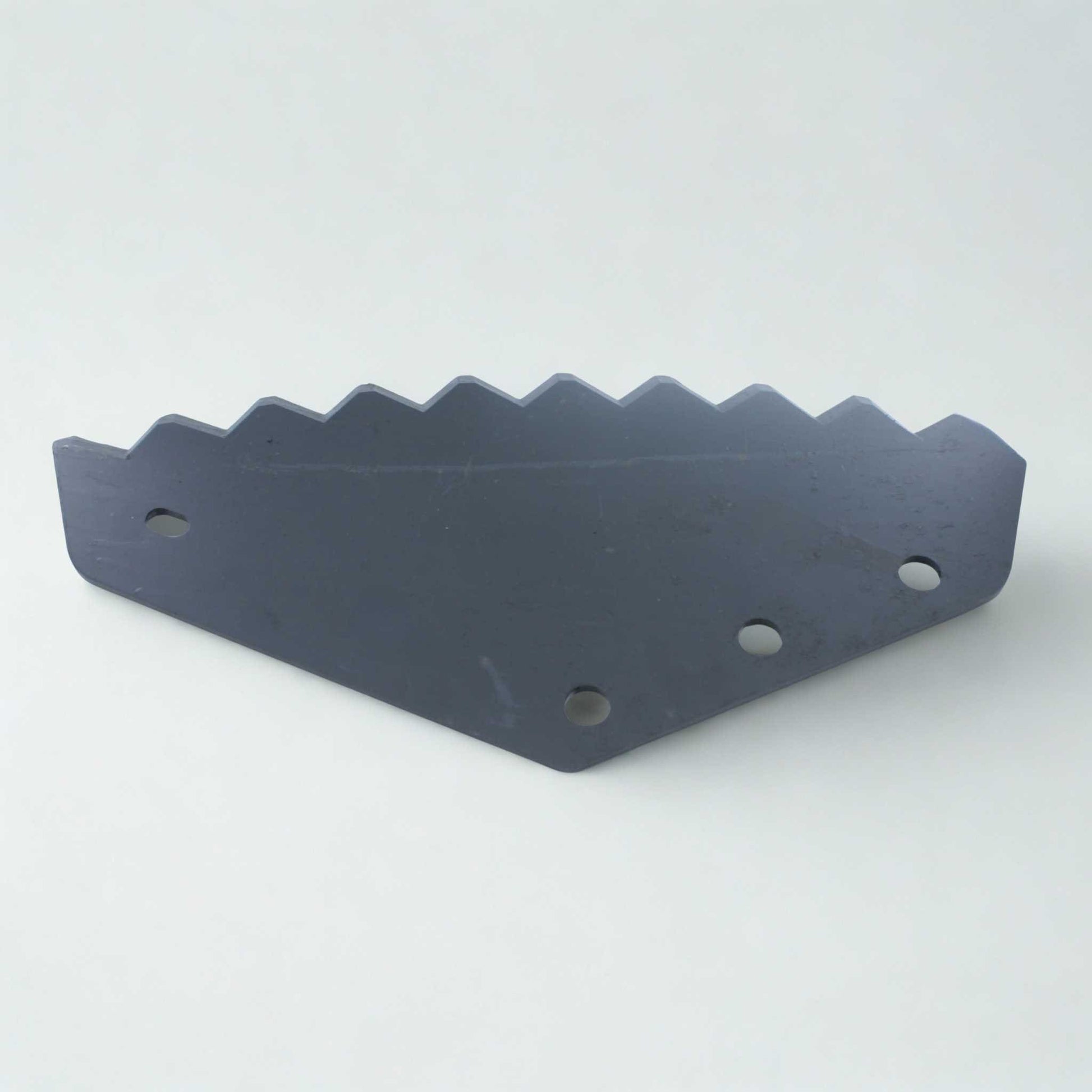 Cuchilla de repuesto para carros mezcladores BvL (adaptable), fabricada en acero de 6 mm de grosor, con 80 mm de distancia entre agujeros y una longitud total de 450 mm. Ideal para el corte y mezclado de forraje.