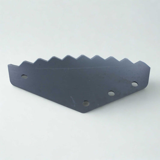 Cuchilla de repuesto para carros mezcladores BvL (adaptable), fabricada en acero de 6 mm de grosor, con 80 mm de distancia entre agujeros y una longitud total de 450 mm. Ideal para el corte y mezclado de forraje.