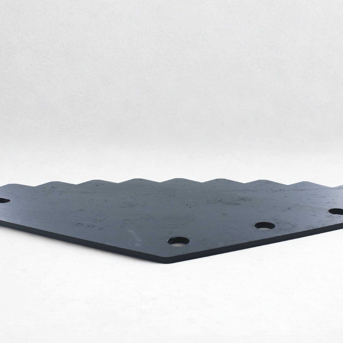 Cuchilla de repuesto para carros mezcladores BvL (adaptable), fabricada en acero de 6 mm de grosor, con 80 mm de distancia entre agujeros y una longitud total de 450 mm. Ideal para el corte y mezclado de forraje.