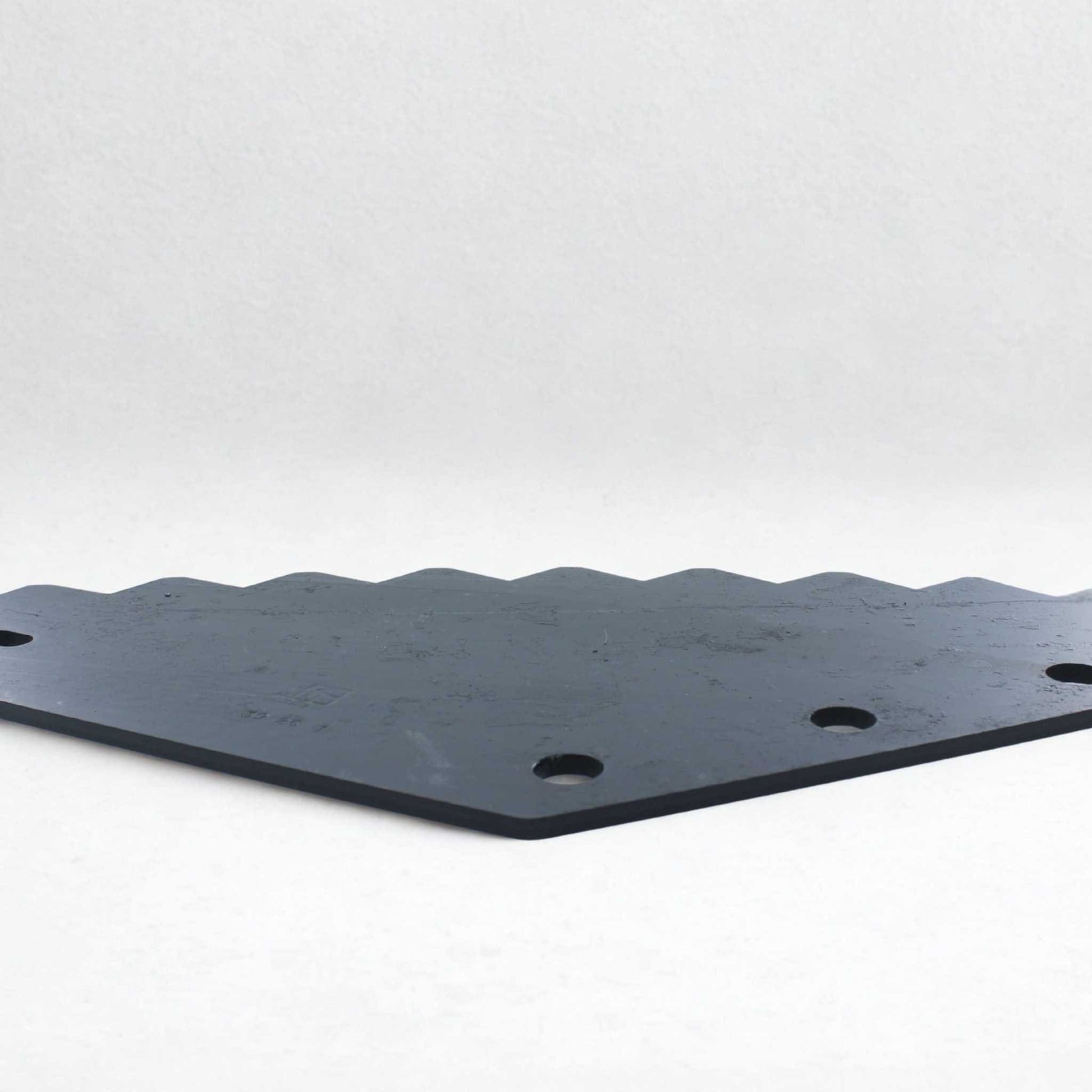 Cuchilla de repuesto para carros mezcladores BvL (adaptable), fabricada en acero de 6 mm de grosor, con 80 mm de distancia entre agujeros y una longitud total de 450 mm. Ideal para el corte y mezclado de forraje.