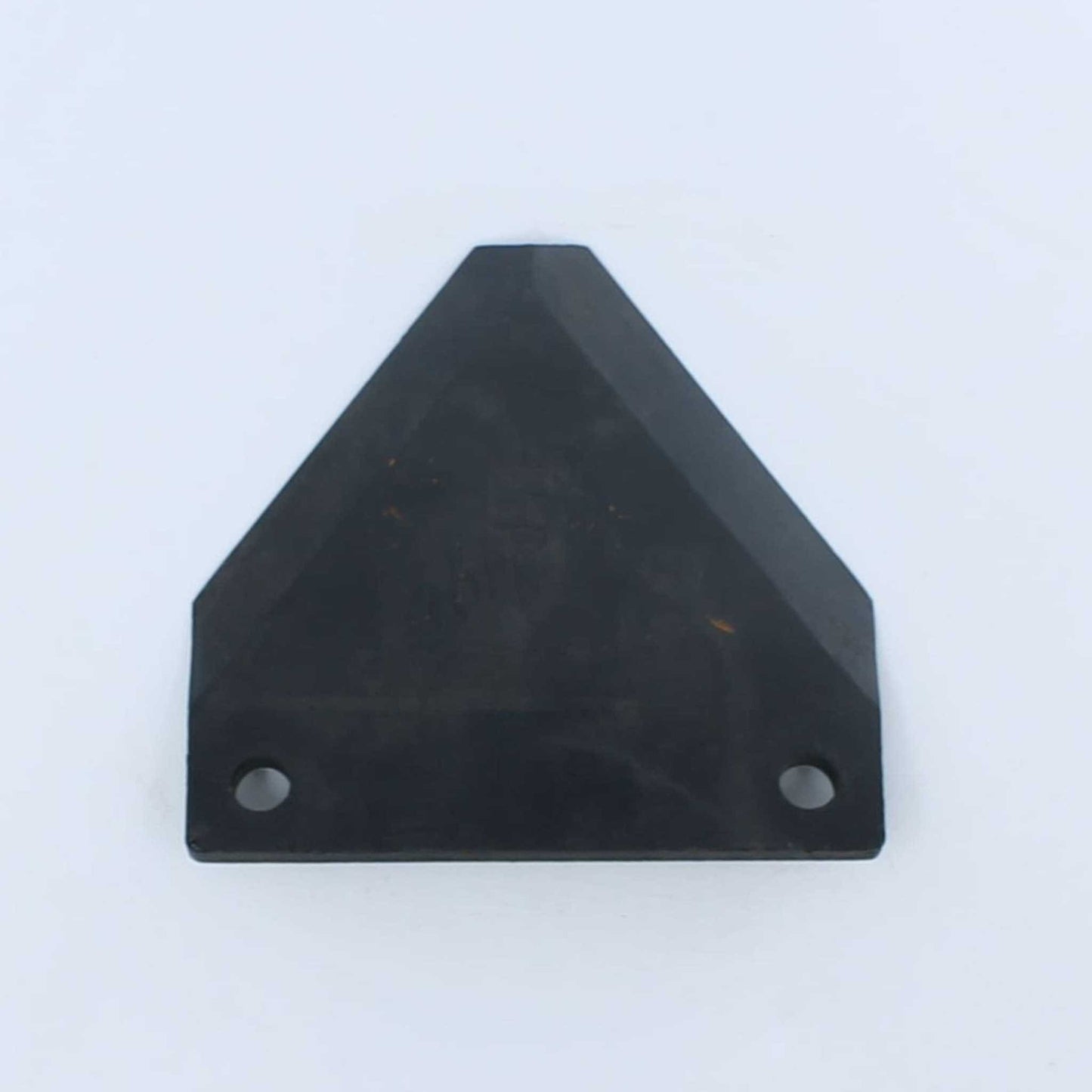 Cuchilla de repuesto para carros mezcladores Lucas G (adaptable), fabricada en acero de 6 mm de grosor, con 80 mm de distancia entre agujeros y una longitud total de 88 mm. Ideal para el corte y mezclado de forraje.