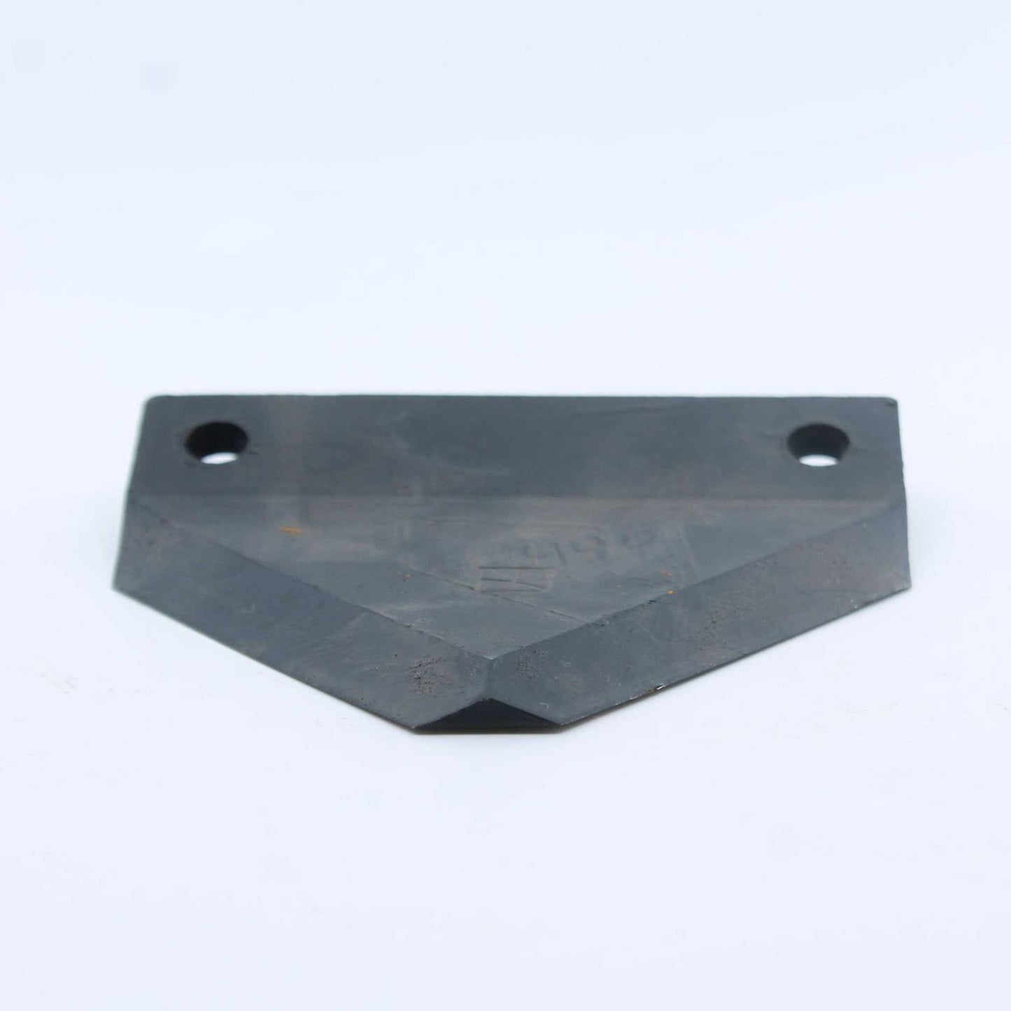 Cuchilla de repuesto para carros mezcladores Lucas G (adaptable), fabricada en acero de 6 mm de grosor, con 80 mm de distancia entre agujeros y una longitud total de 88 mm. Ideal para el corte y mezclado de forraje.