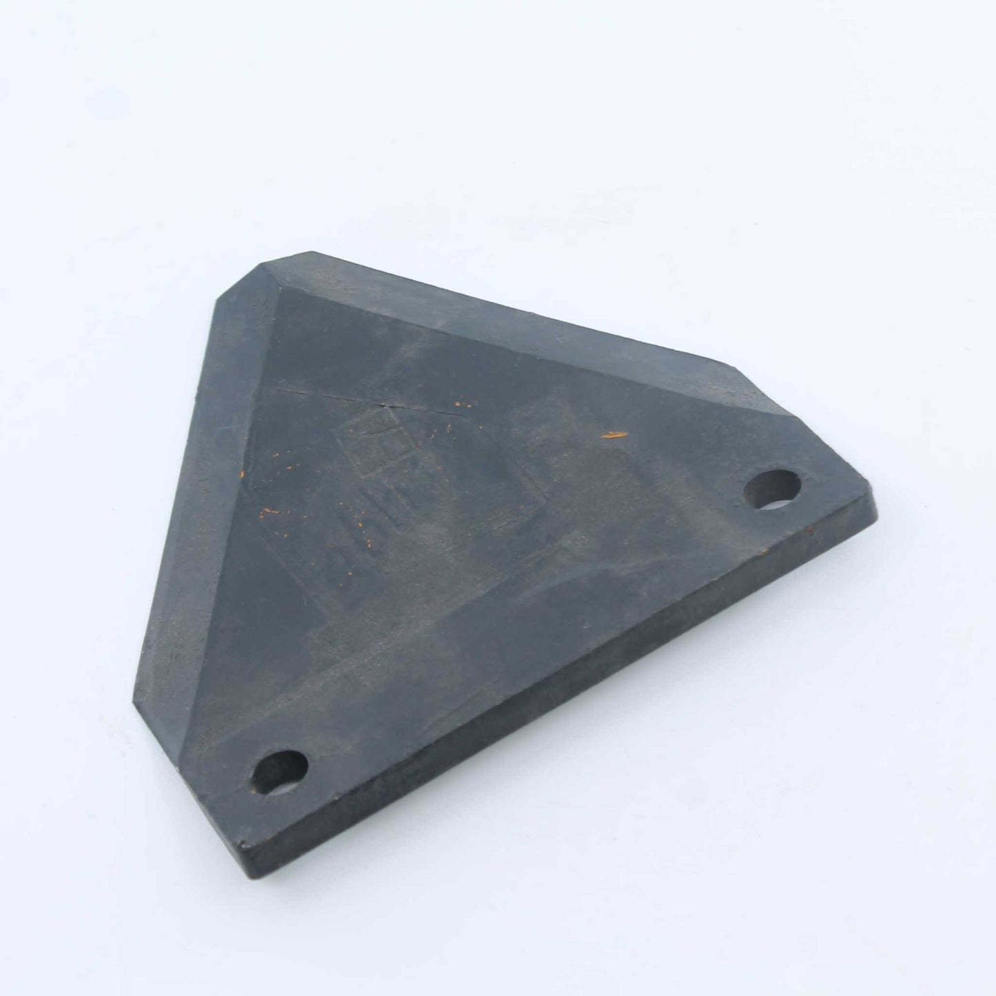 Cuchilla de repuesto para carros mezcladores Lucas G (adaptable), fabricada en acero de 6 mm de grosor, con 80 mm de distancia entre agujeros y una longitud total de 88 mm. Ideal para el corte y mezclado de forraje.