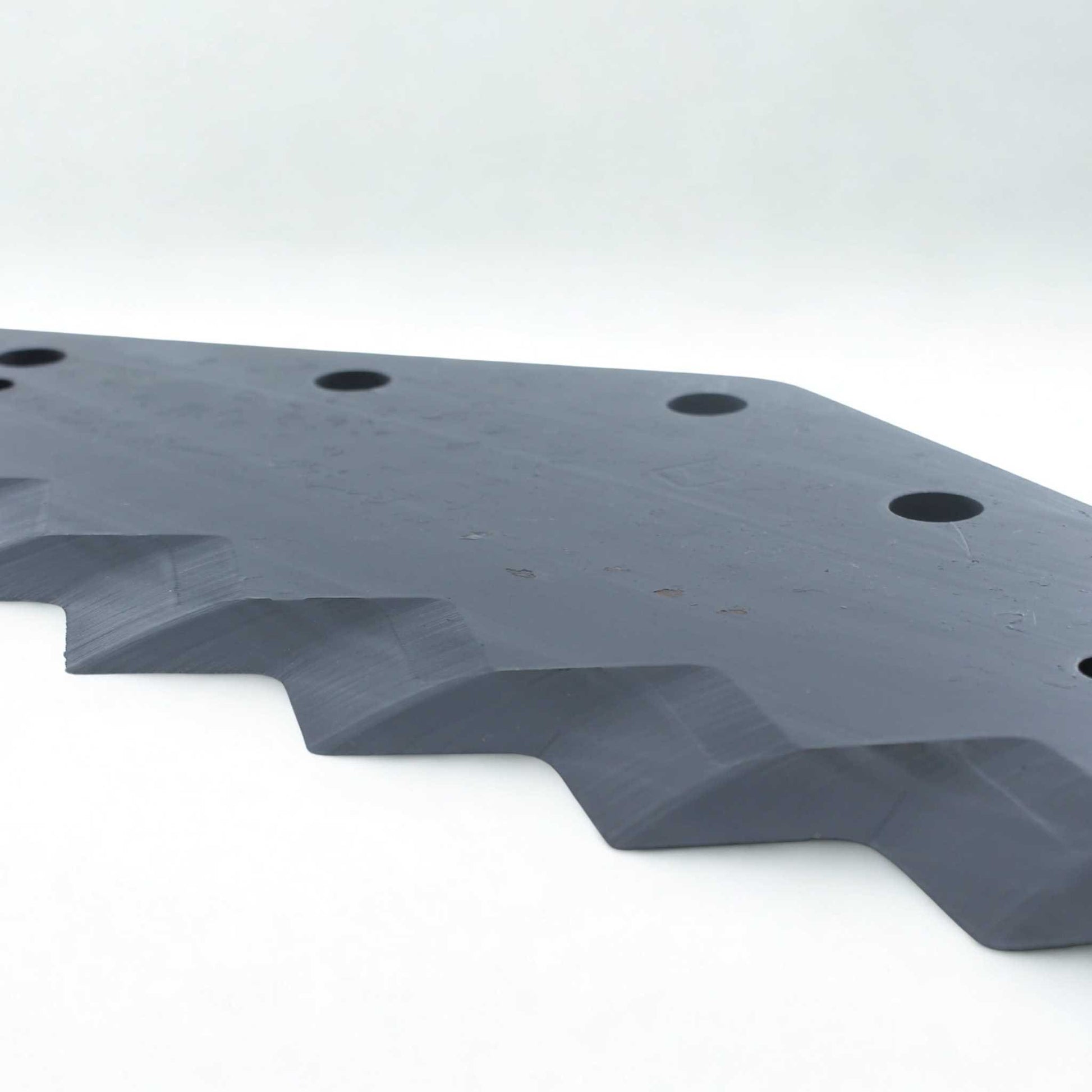 Cuchilla de repuesto para carros mezcladores Lucas G (adaptable), reforzada con tungsteno para mayor durabilidad. Grosor 6 mm, distancia entre agujeros 80 mm y longitud 530 mm. Ideal para el corte y mezclado de forraje.