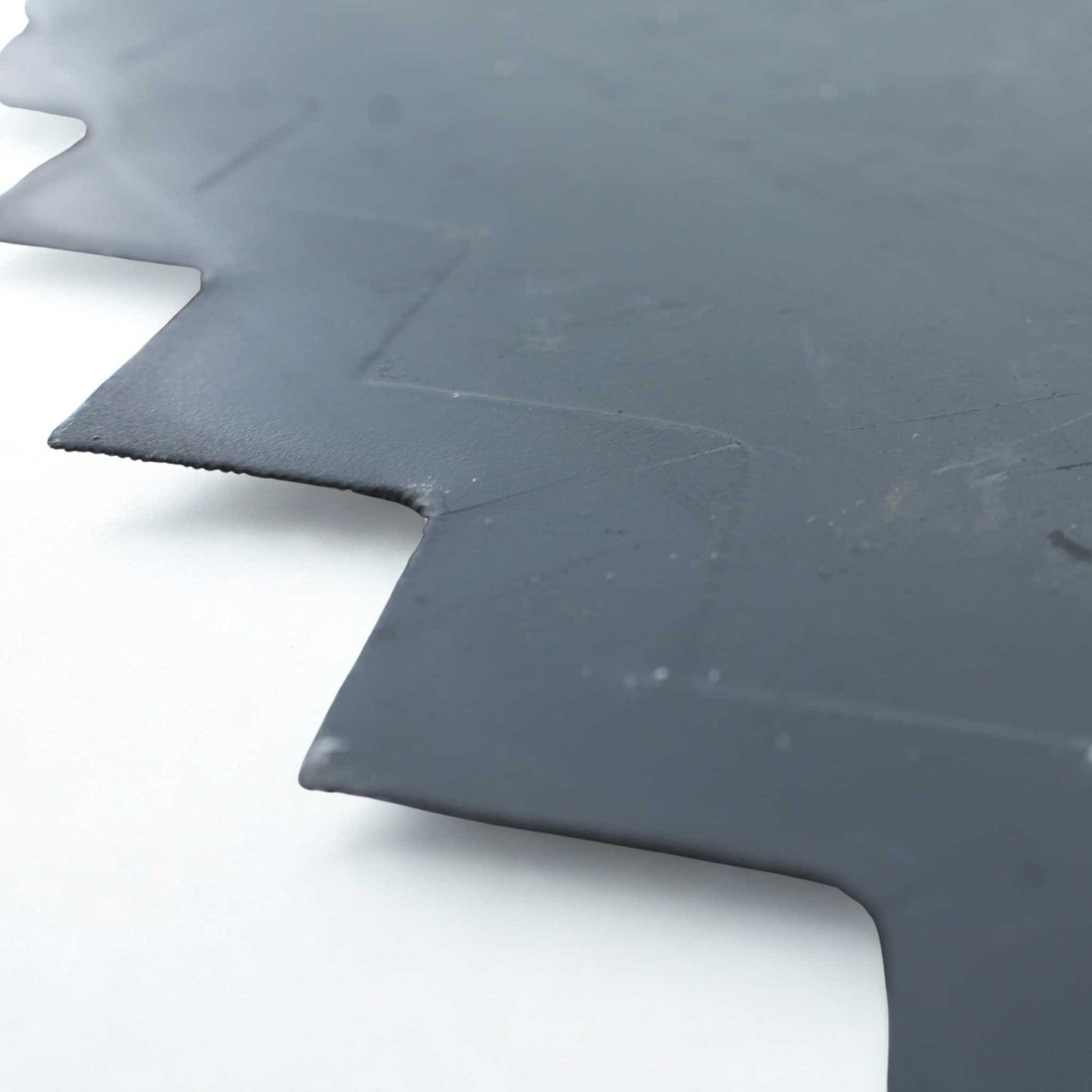 Cuchilla de repuesto para carros mezcladores Lucas G (adaptable), reforzada con tungsteno para mayor durabilidad. Grosor 6 mm, distancia entre agujeros 80 mm y longitud 530 mm. Ideal para el corte y mezclado de forraje.