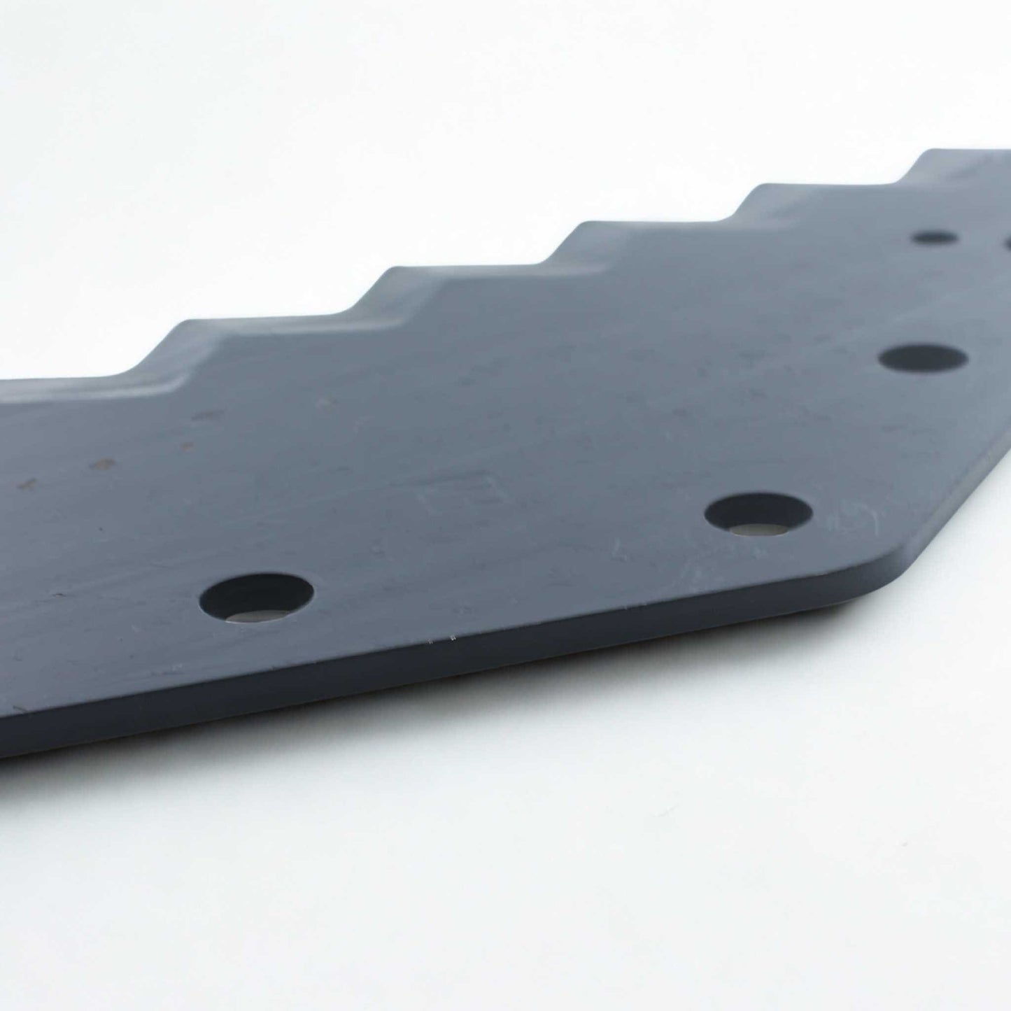 Cuchilla de repuesto para carros mezcladores Lucas G (adaptable), reforzada con tungsteno para mayor durabilidad. Grosor 6 mm, distancia entre agujeros 80 mm y longitud 530 mm. Ideal para el corte y mezclado de forraje.