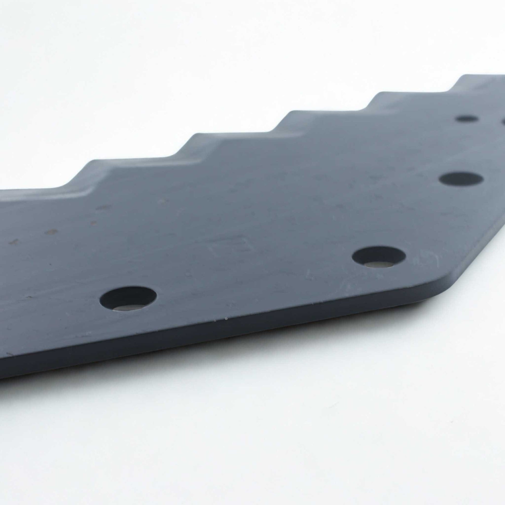 Cuchilla de repuesto para carros mezcladores Lucas G (adaptable), reforzada con tungsteno para mayor durabilidad. Grosor 6 mm, distancia entre agujeros 80 mm y longitud 530 mm. Ideal para el corte y mezclado de forraje.