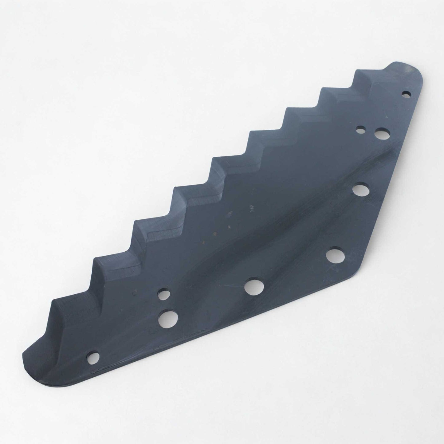 Cuchilla de repuesto para carros mezcladores Lucas G (adaptable), reforzada con tungsteno para mayor durabilidad. Grosor 6 mm, distancia entre agujeros 80 mm y longitud 530 mm. Ideal para el corte y mezclado de forraje.