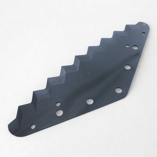 Cuchilla de repuesto para carros mezcladores Lucas G (adaptable), reforzada con tungsteno para mayor durabilidad. Grosor 6 mm, distancia entre agujeros 80 mm y longitud 530 mm. Ideal para el corte y mezclado de forraje.