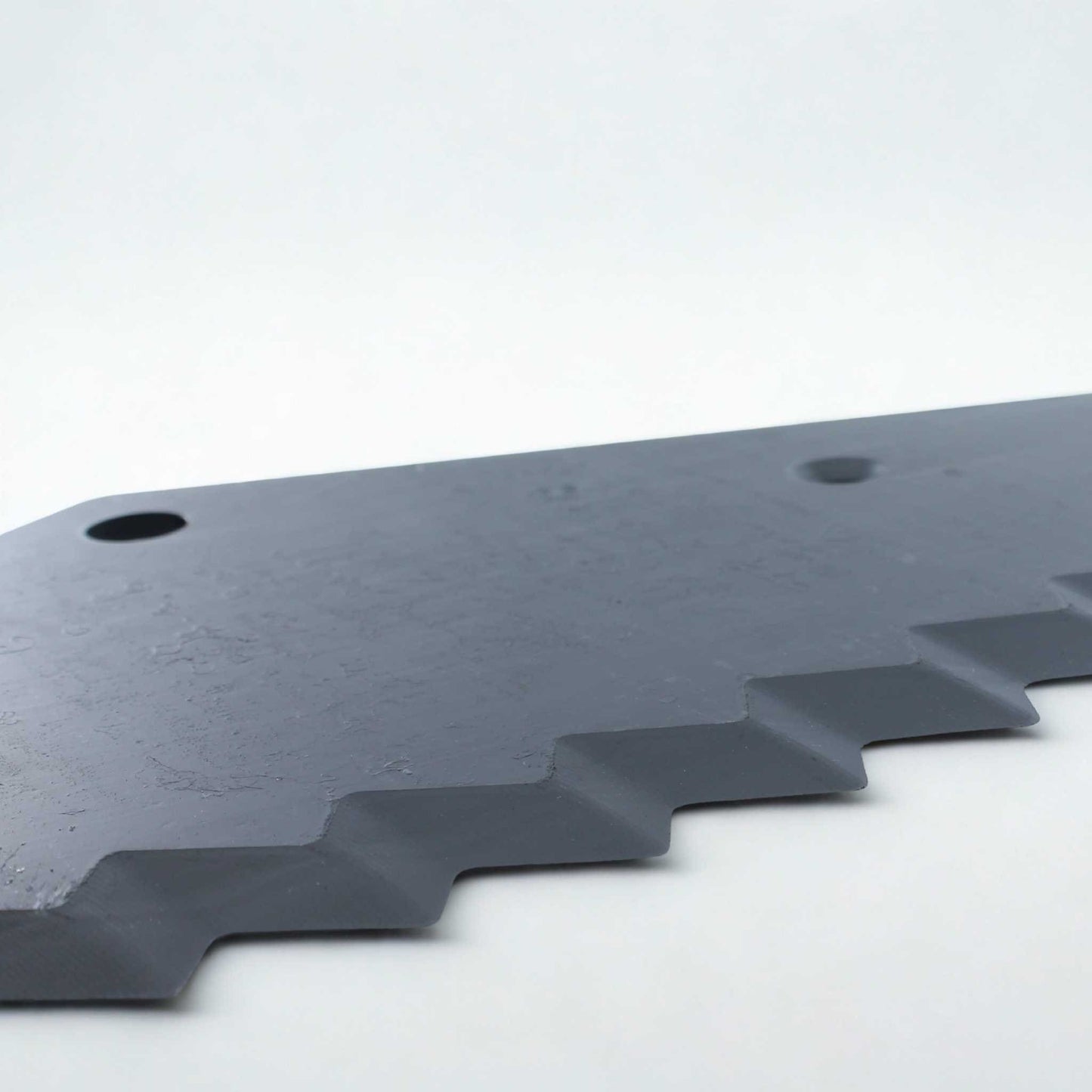 Cuchilla de repuesto para carro mezclador Tatoma con revestimiento de metal duro (tungsteno). Compatible también con modelos de AGM, AVM, Eurocomp y Faresin. Grosor 6 mm, distancia entre agujeros 80 mm y longitud 510 mm. Ideal para el corte y mezclado de forraje. 