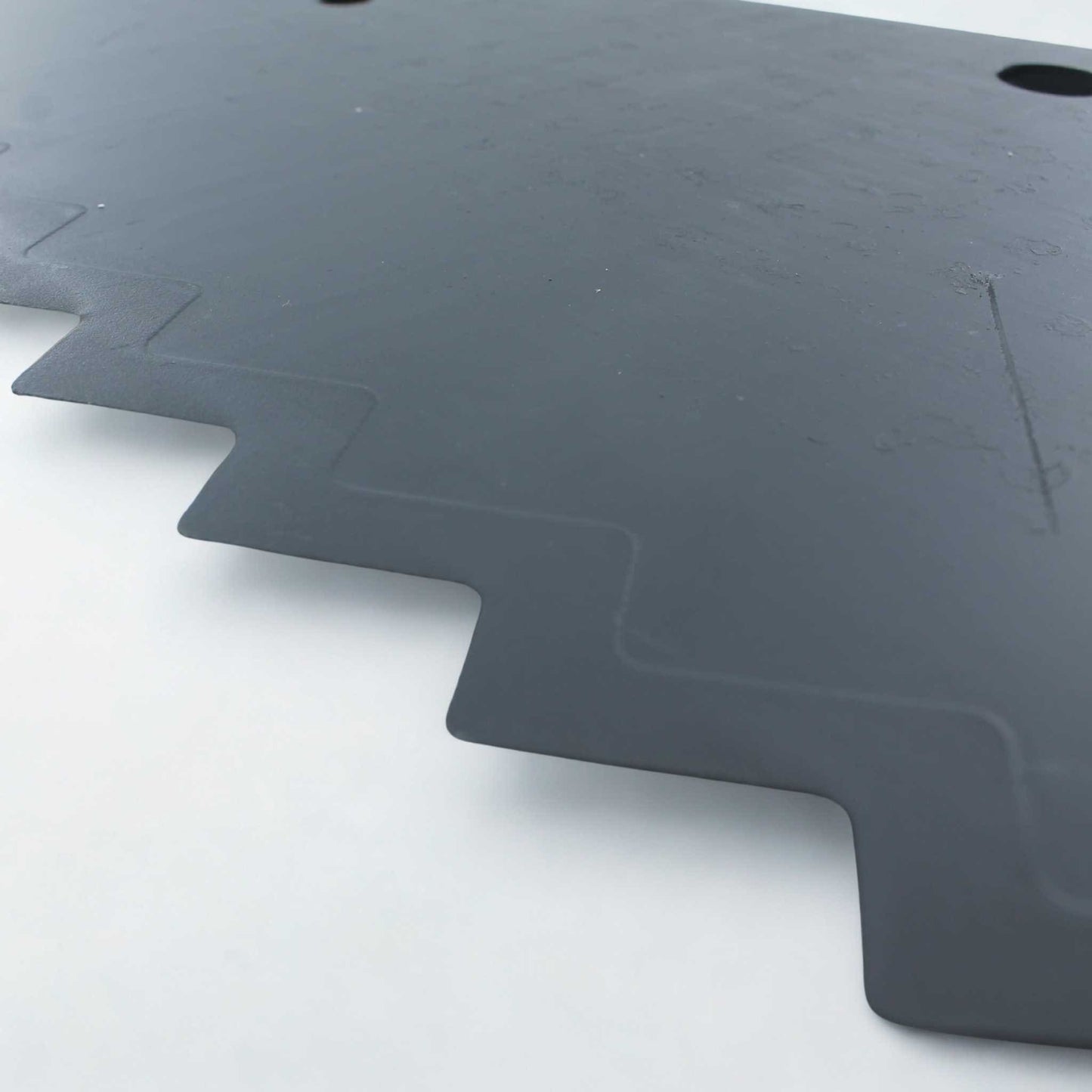 Cuchilla de repuesto para carro mezclador Tatoma con revestimiento de metal duro (tungsteno). Compatible también con modelos de AGM, AVM, Eurocomp y Faresin. Grosor 6 mm, distancia entre agujeros 80 mm y longitud 510 mm. Ideal para el corte y mezclado de forraje. 