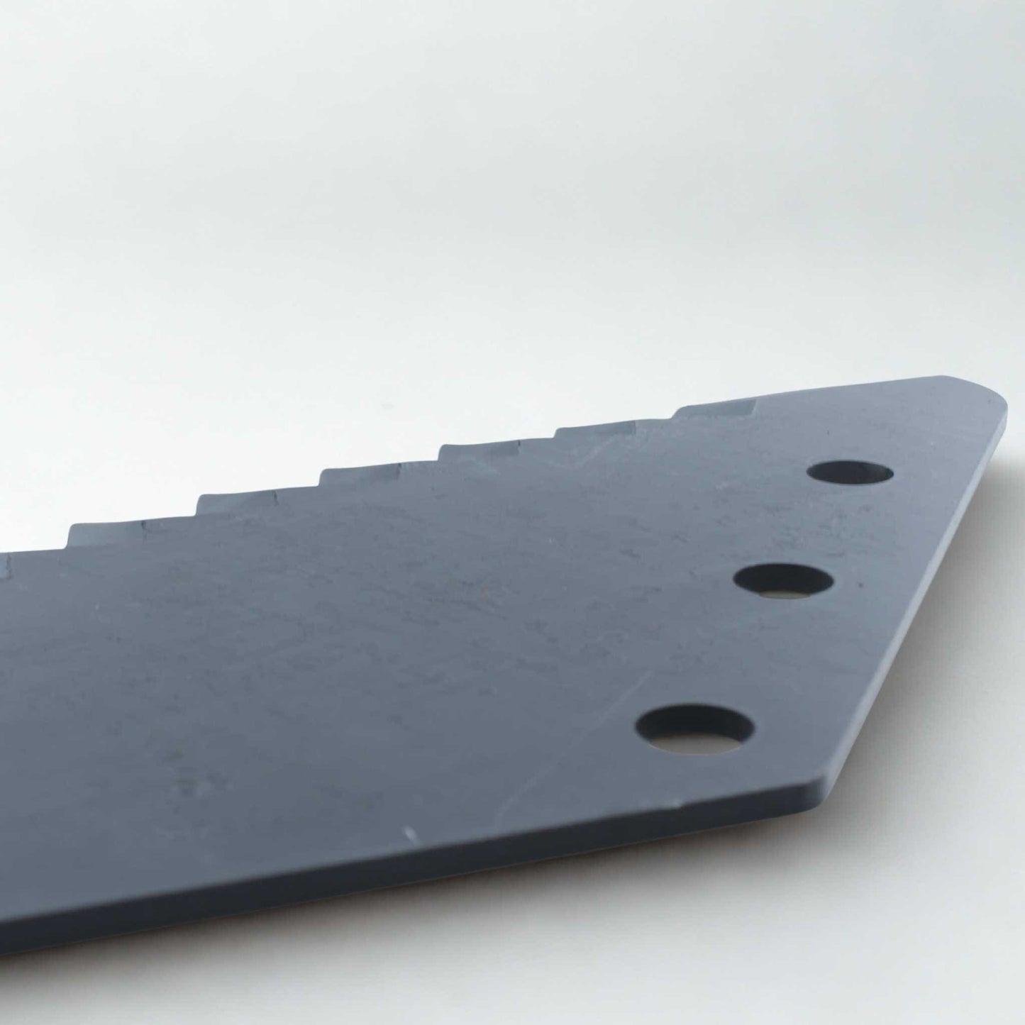 Cuchilla de repuesto para carro mezclador Tatoma con revestimiento de metal duro (tungsteno). Compatible también con modelos de AGM, AVM, Eurocomp y Faresin. Grosor 6 mm, distancia entre agujeros 80 mm y longitud 510 mm. Ideal para el corte y mezclado de forraje. 