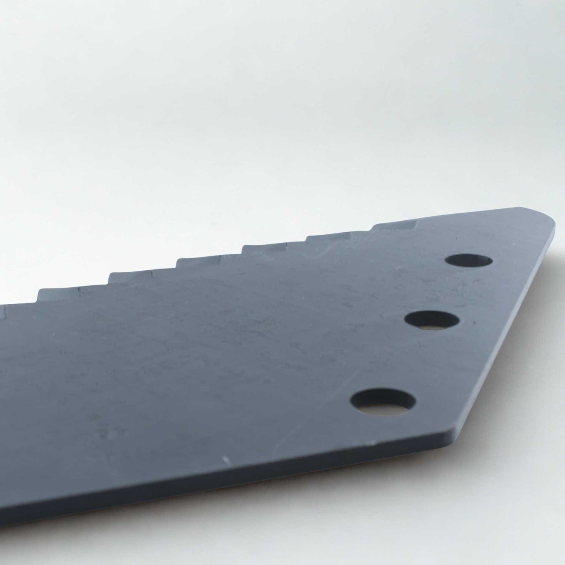 Cuchilla de repuesto para carro mezclador Tatoma con revestimiento de metal duro (tungsteno). Compatible también con modelos de AGM, AVM, Eurocomp y Faresin. Grosor 6 mm, distancia entre agujeros 80 mm y longitud 510 mm. Ideal para el corte y mezclado de forraje. 