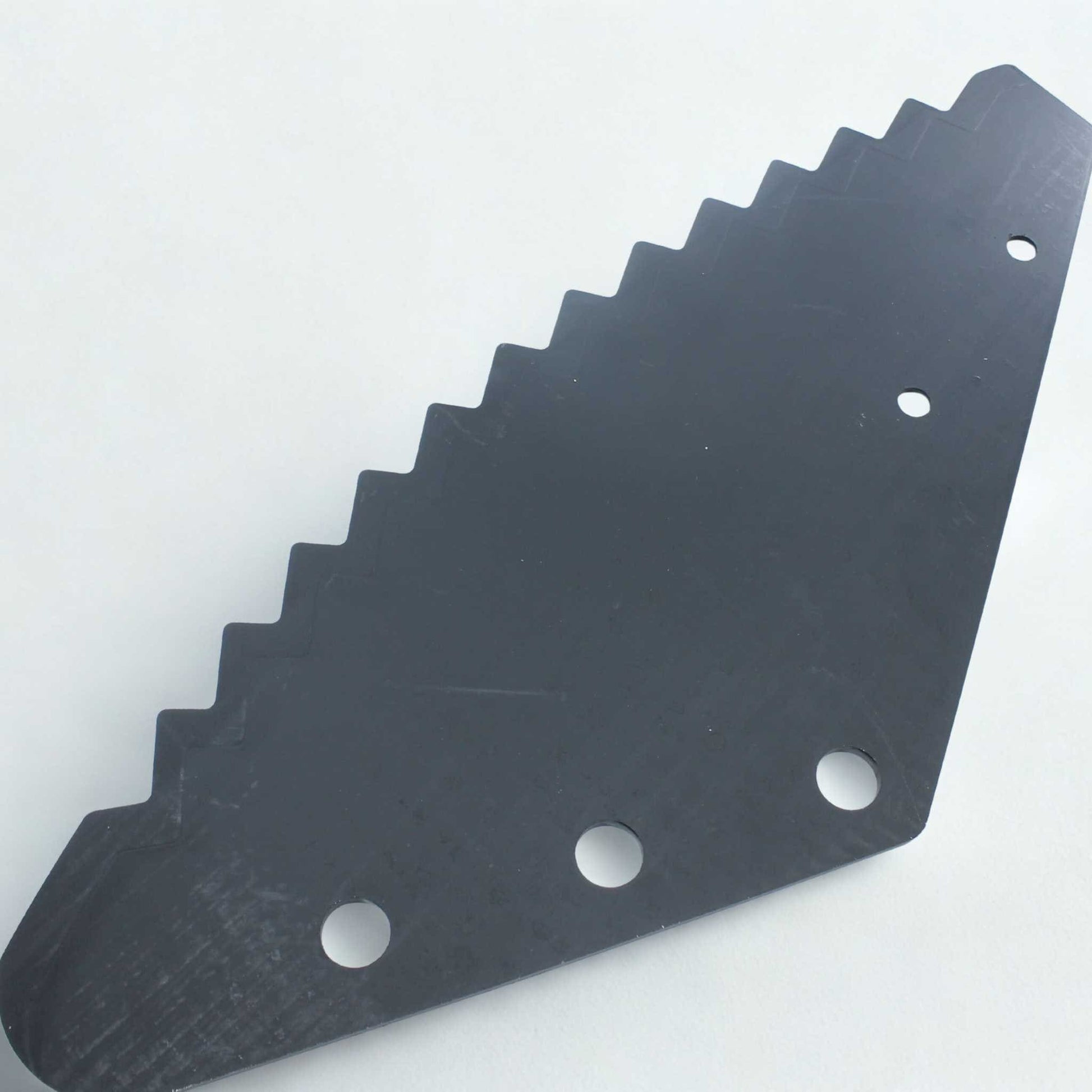 Cuchilla de repuesto para carro mezclador Tatoma con revestimiento de metal duro (tungsteno). Compatible también con modelos de AGM, AVM, Eurocomp y Faresin. Grosor 6 mm, distancia entre agujeros 80 mm y longitud 510 mm. Ideal para el corte y mezclado de forraje. 