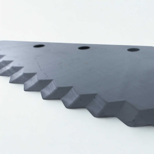 Cuchilla de repuesto universal para carro mezclador Compar, también compatible con Unifeed de Maquinaria Cámara, Frasto, Logifeed &amp; R.M.H., Luclar, Mutti, Storti, BvL, Walker, Peecon y Schuitemaker. Grosor 6 mm, distancia entre agujeros 80 mm y longitud 525 mm. Ideal para el corte y mezclado de forraje.