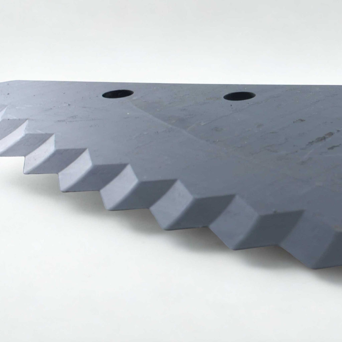 Cuchilla de repuesto universal grande para carro mezclador con revestimiento de metal duro (tungsteno). Compatible con Compar, Frasto, Logifeed, R.M.H., Luclar, Mutti, Storti, BvL, Walker, Peecon y Schuitemaker. Grosor 6 mm, distancia entre agujeros 80 mm y longitud 525 mm. 