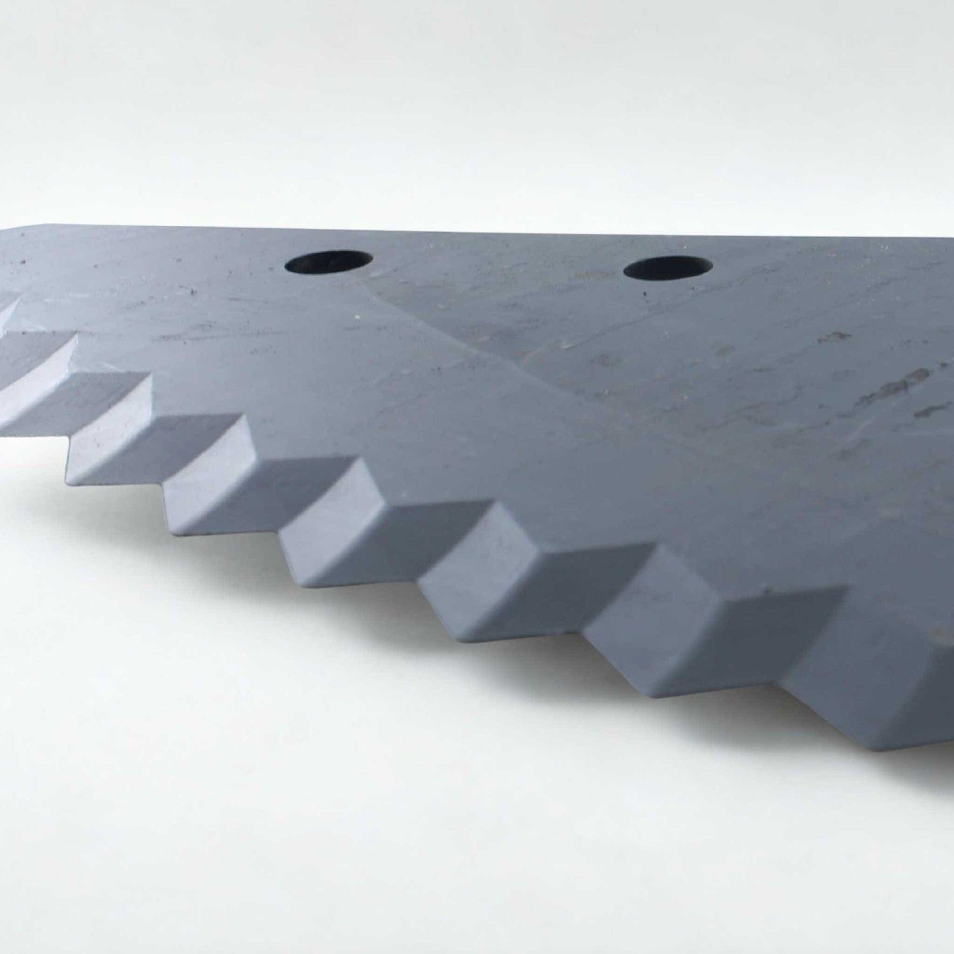 Cuchilla de repuesto universal grande para carro mezclador con revestimiento de metal duro (tungsteno). Compatible con Compar, Frasto, Logifeed, R.M.H., Luclar, Mutti, Storti, BvL, Walker, Peecon y Schuitemaker. Grosor 6 mm, distancia entre agujeros 80 mm y longitud 525 mm. 