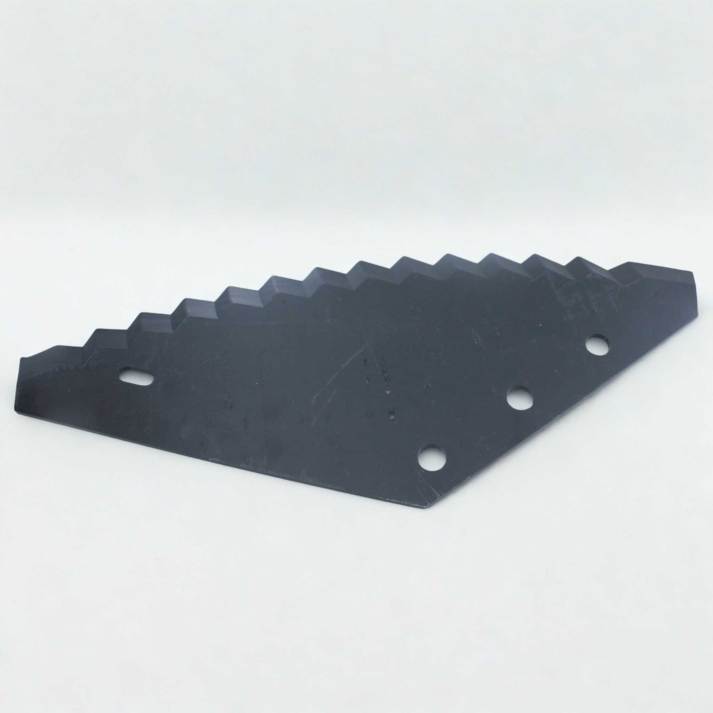 Cuchilla de repuesto universal grande para carro mezclador con revestimiento de metal duro (tungsteno). Compatible con Compar, Frasto, Logifeed, R.M.H., Luclar, Mutti, Storti, BvL, Walker, Peecon y Schuitemaker. Grosor 6 mm, distancia entre agujeros 80 mm y longitud 525 mm. 