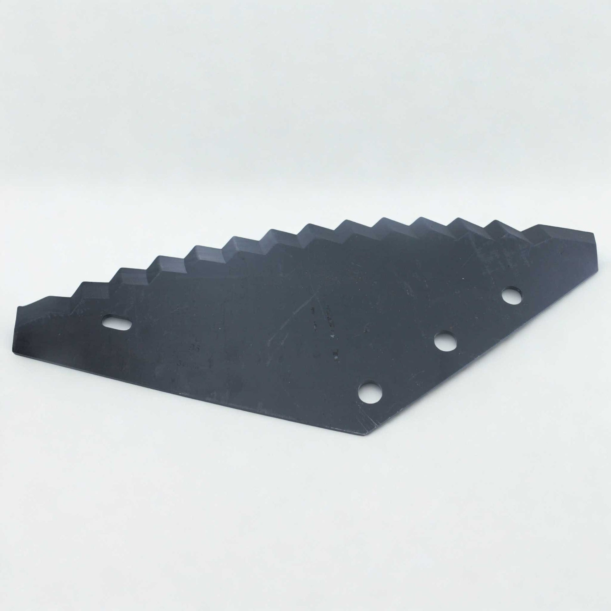 Cuchilla de repuesto universal grande para carro mezclador con revestimiento de metal duro (tungsteno). Compatible con Compar, Frasto, Logifeed, R.M.H., Luclar, Mutti, Storti, BvL, Walker, Peecon y Schuitemaker. Grosor 6 mm, distancia entre agujeros 80 mm y longitud 525 mm. 