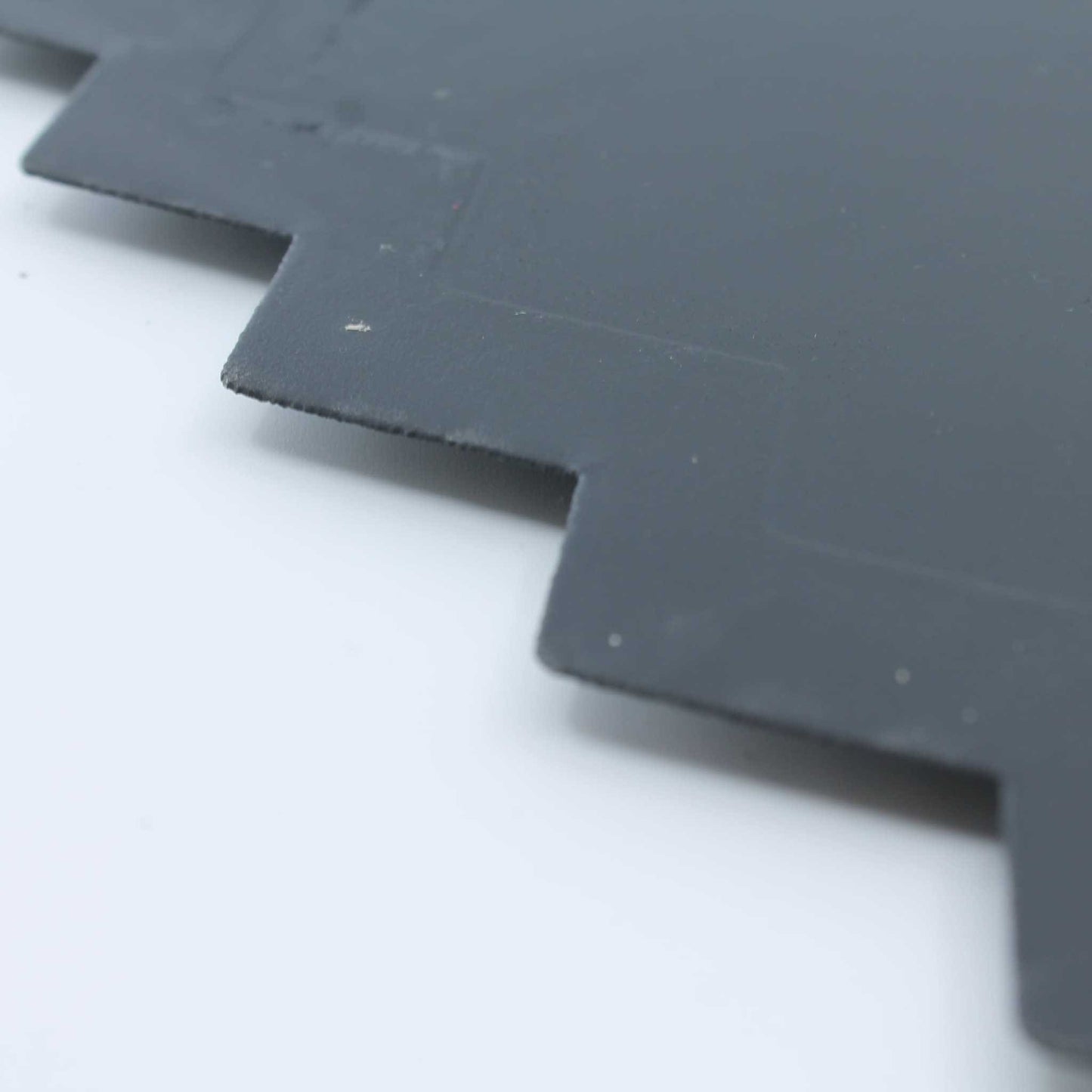 Cuchilla de repuesto universal grande para carro mezclador con revestimiento de metal duro (tungsteno). Compatible con Compar, Frasto, Logifeed, R.M.H., Luclar, Mutti, Storti, BvL, Walker, Peecon y Schuitemaker. Grosor 6 mm, distancia entre agujeros 80 mm y longitud 525 mm. 