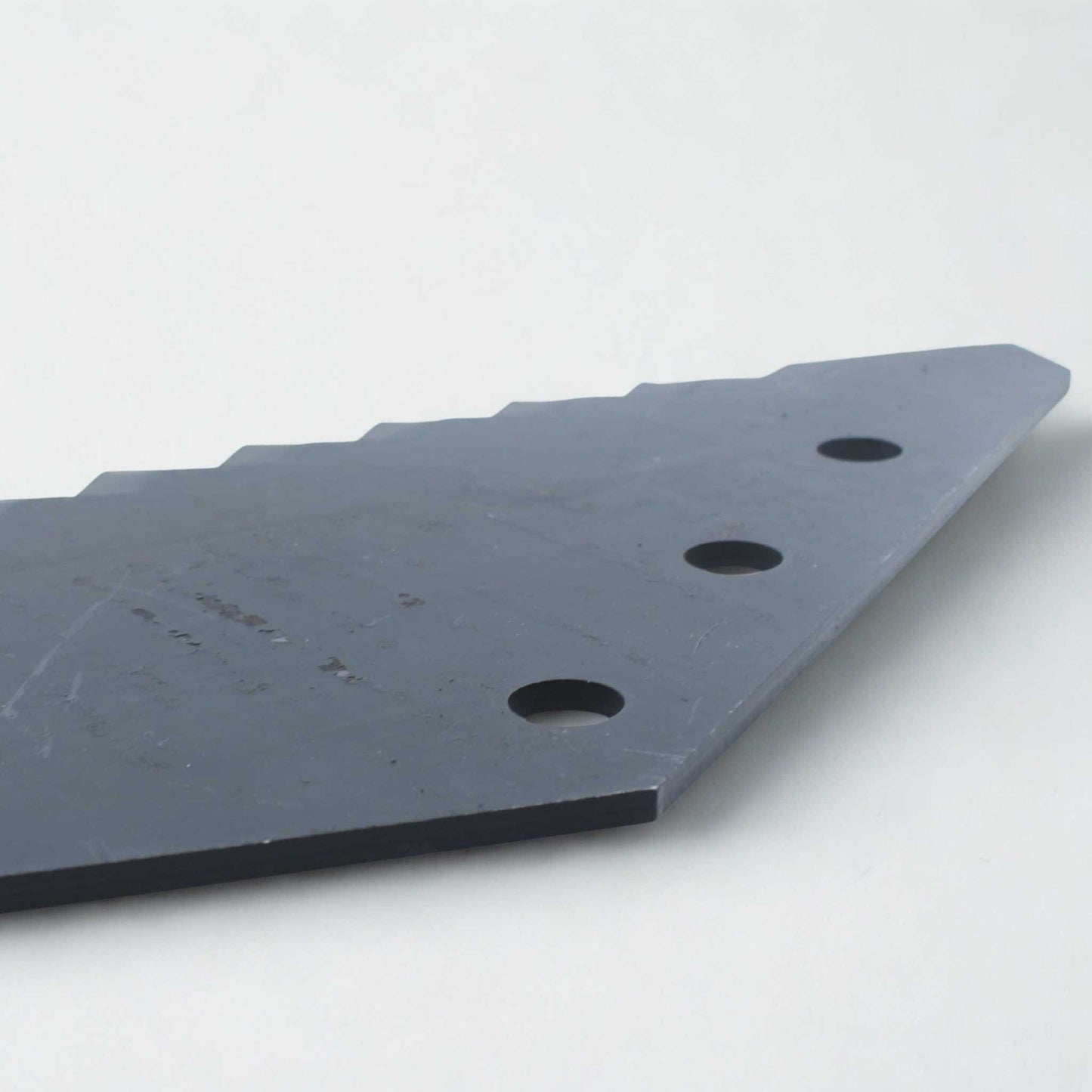 Cuchilla de repuesto universal grande para carro mezclador con revestimiento de metal duro (tungsteno). Compatible con Compar, Frasto, Logifeed, R.M.H., Luclar, Mutti, Storti, BvL, Walker, Peecon y Schuitemaker. Grosor 6 mm, distancia entre agujeros 80 mm y longitud 525 mm. 