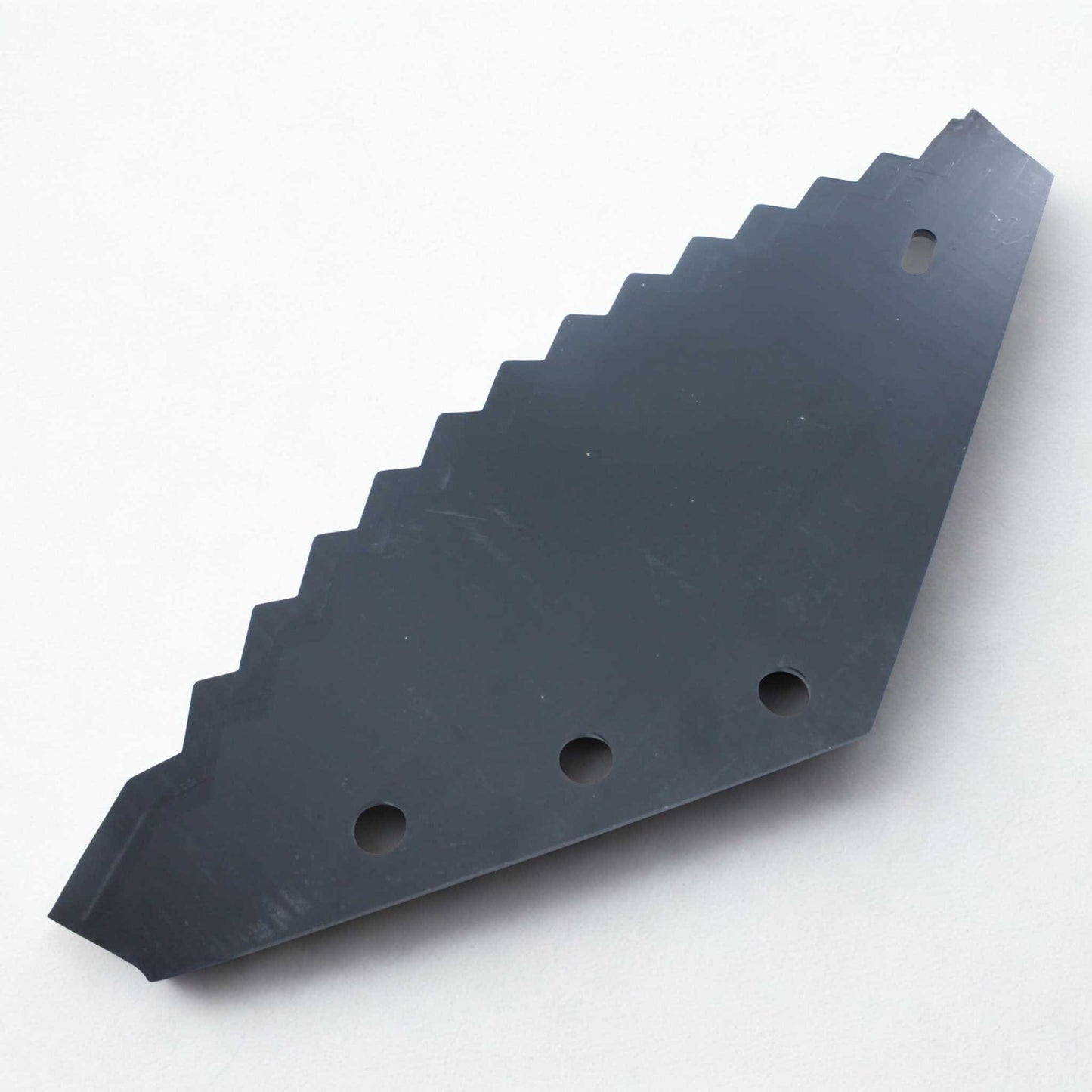 Cuchilla de repuesto universal grande para carro mezclador con revestimiento de metal duro (tungsteno). Compatible con Compar, Frasto, Logifeed, R.M.H., Luclar, Mutti, Storti, BvL, Walker, Peecon y Schuitemaker. Grosor 6 mm, distancia entre agujeros 80 mm y longitud 525 mm. 