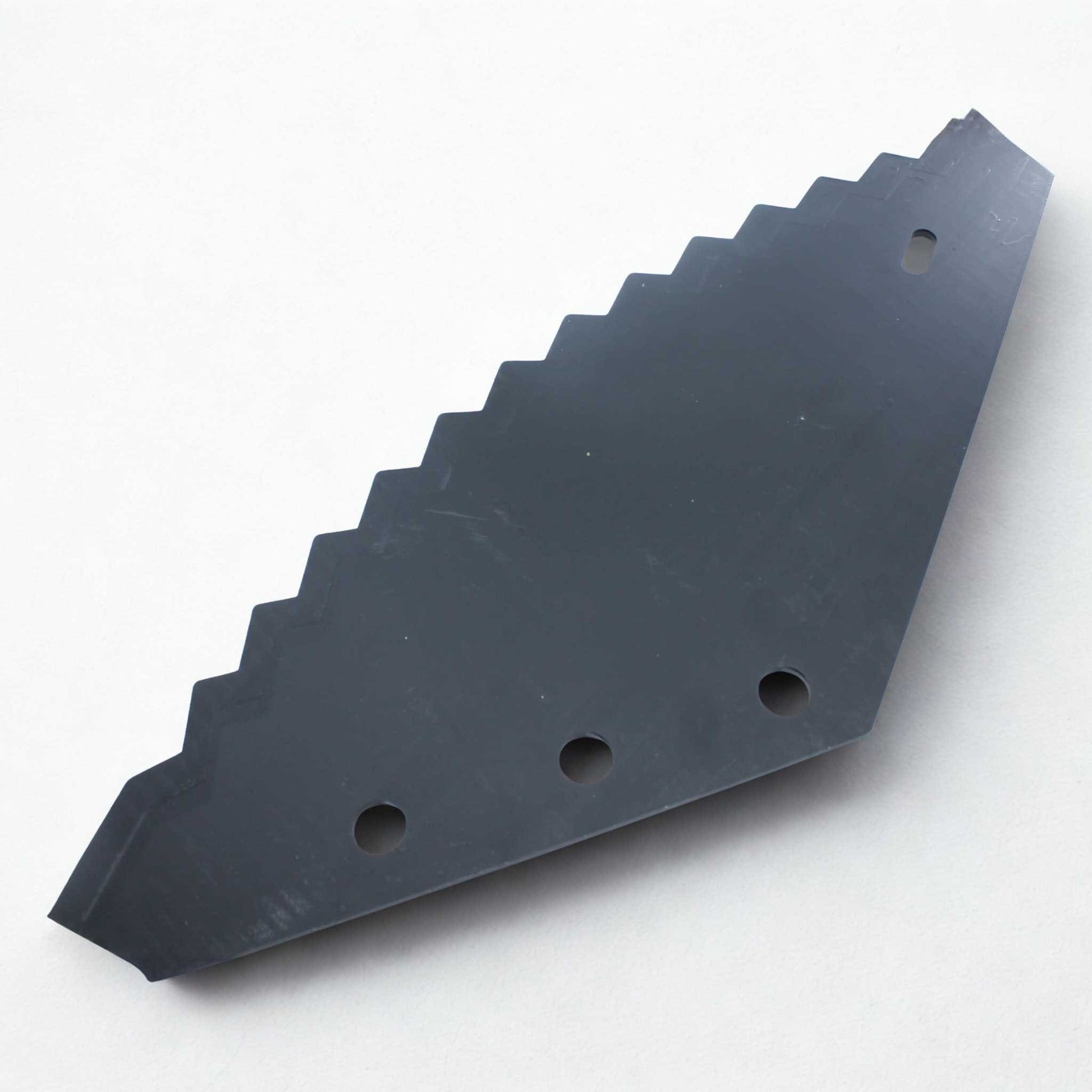 Cuchilla de repuesto universal grande para carro mezclador con revestimiento de metal duro (tungsteno). Compatible con Compar, Frasto, Logifeed, R.M.H., Luclar, Mutti, Storti, BvL, Walker, Peecon y Schuitemaker. Grosor 6 mm, distancia entre agujeros 80 mm y longitud 525 mm. 