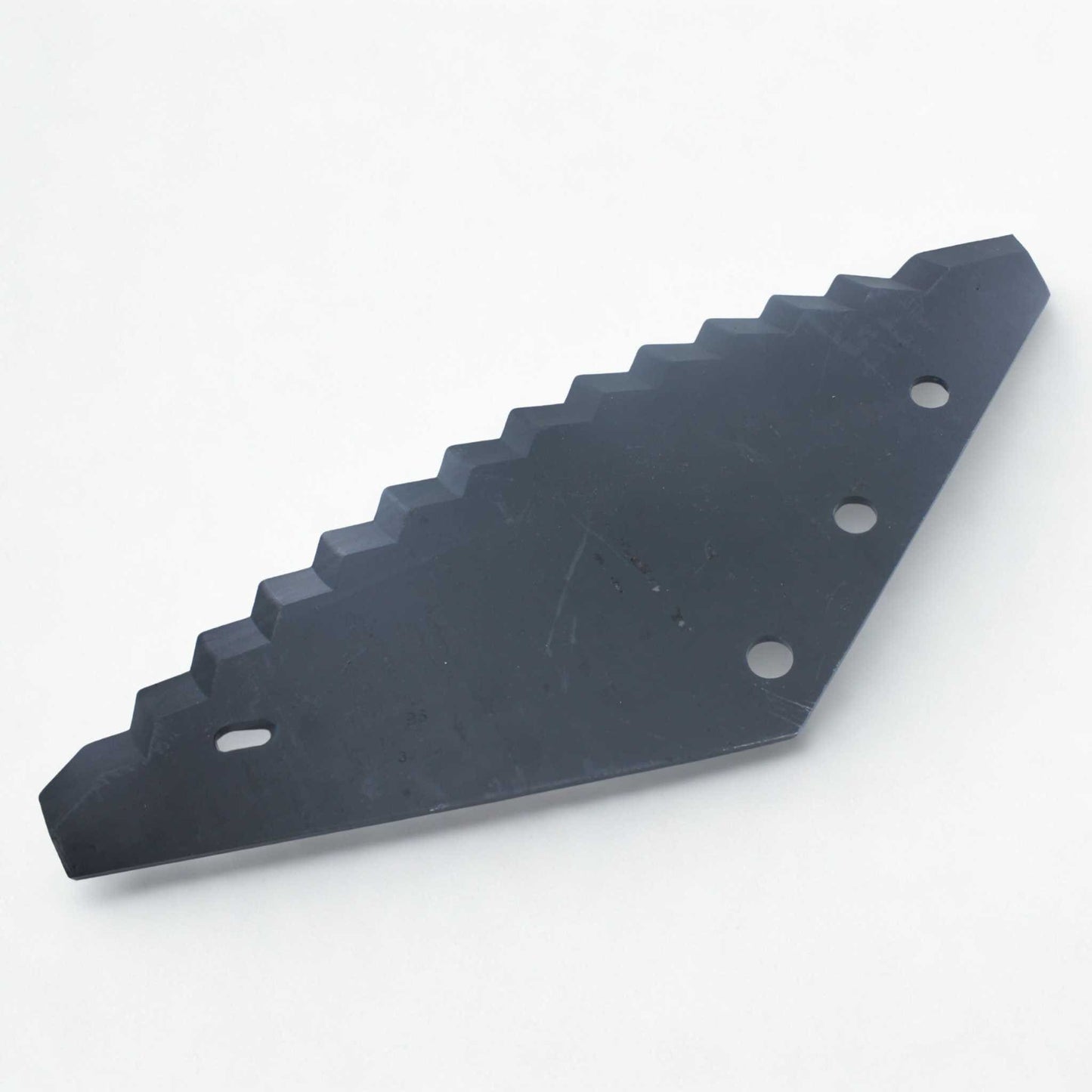 Cuchilla de repuesto universal grande para carro mezclador con revestimiento de metal duro (tungsteno). Compatible con Compar, Frasto, Logifeed, R.M.H., Luclar, Mutti, Storti, BvL, Walker, Peecon y Schuitemaker. Grosor 6 mm, distancia entre agujeros 80 mm y longitud 525 mm. 