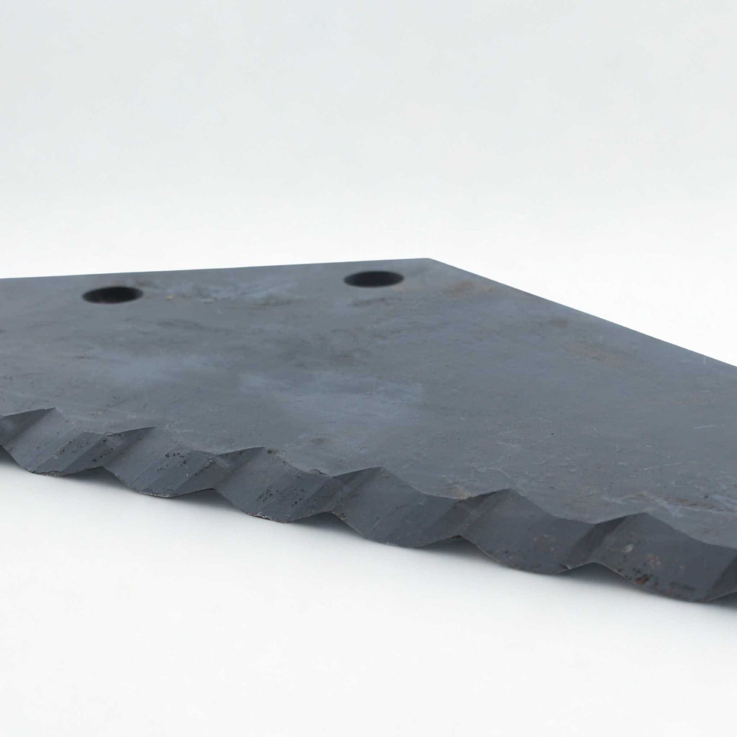 Cuchilla de repuesto pequeña para carro mezclador, de diseño universal y adaptable a marcas como Compar, Luclar, Mutti, OMAS y Unifeed. Fabricada en acero de 5 mm de grosor, con 80 mm de distancia entre agujeros y una longitud total de 435 mm. Ideal para el corte y mezclado de forraje. 