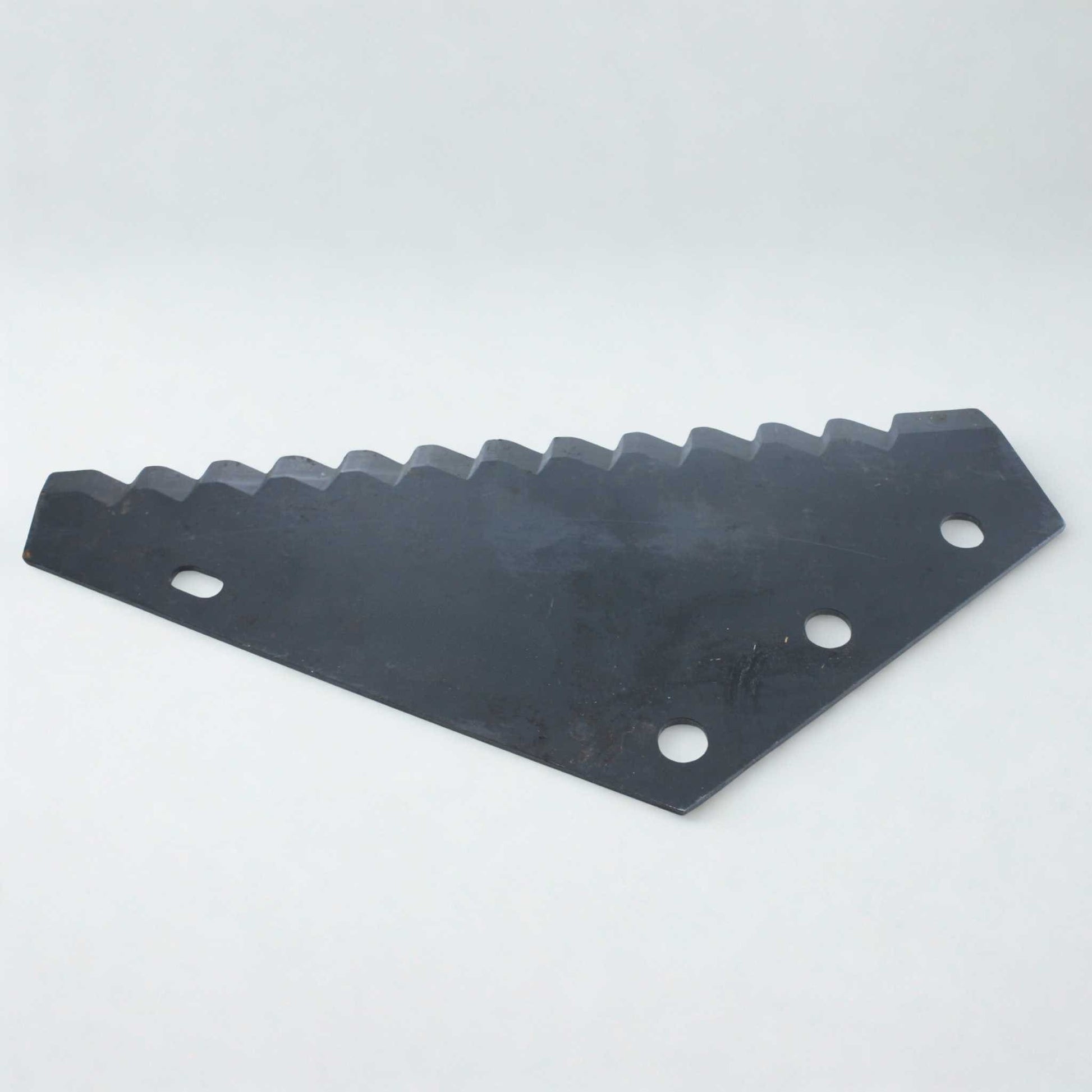 Cuchilla de repuesto pequeña para carro mezclador, de diseño universal y adaptable a marcas como Compar, Luclar, Mutti, OMAS y Unifeed. Fabricada en acero de 5 mm de grosor, con 80 mm de distancia entre agujeros y una longitud total de 435 mm. Ideal para el corte y mezclado de forraje. 