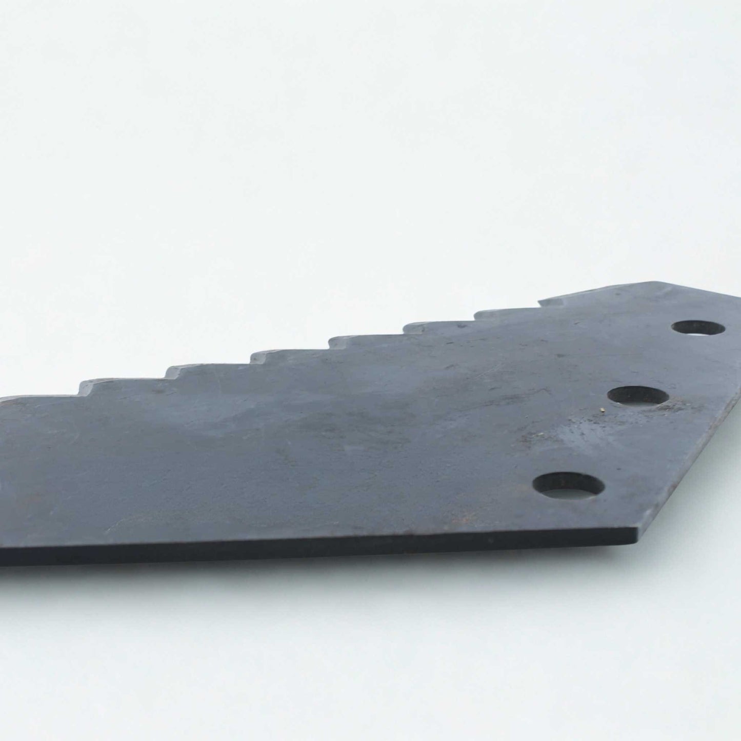 Cuchilla de repuesto pequeña para carro mezclador, de diseño universal y adaptable a marcas como Compar, Luclar, Mutti, OMAS y Unifeed. Fabricada en acero de 5 mm de grosor, con 80 mm de distancia entre agujeros y una longitud total de 435 mm. Ideal para el corte y mezclado de forraje. 