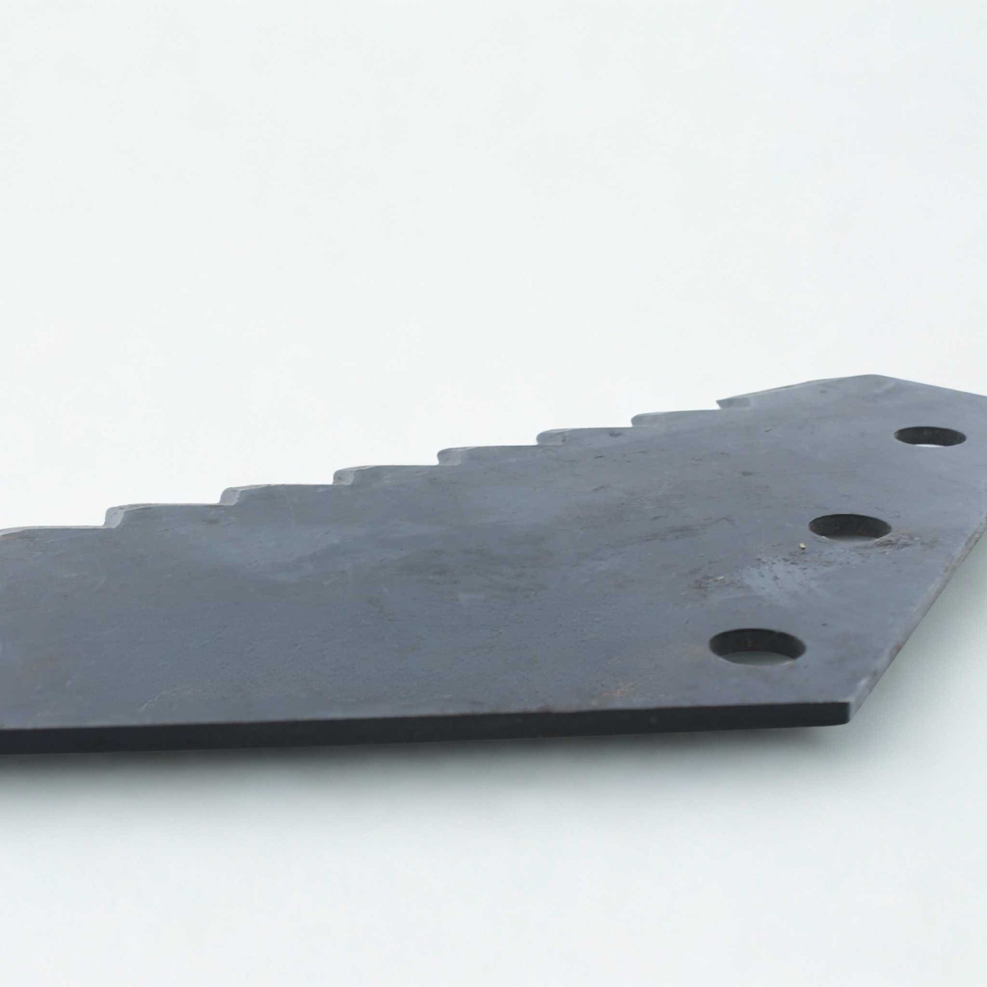 Cuchilla de repuesto pequeña para carro mezclador, de diseño universal y adaptable a marcas como Compar, Luclar, Mutti, OMAS y Unifeed. Fabricada en acero de 5 mm de grosor, con 80 mm de distancia entre agujeros y una longitud total de 435 mm. Ideal para el corte y mezclado de forraje. 