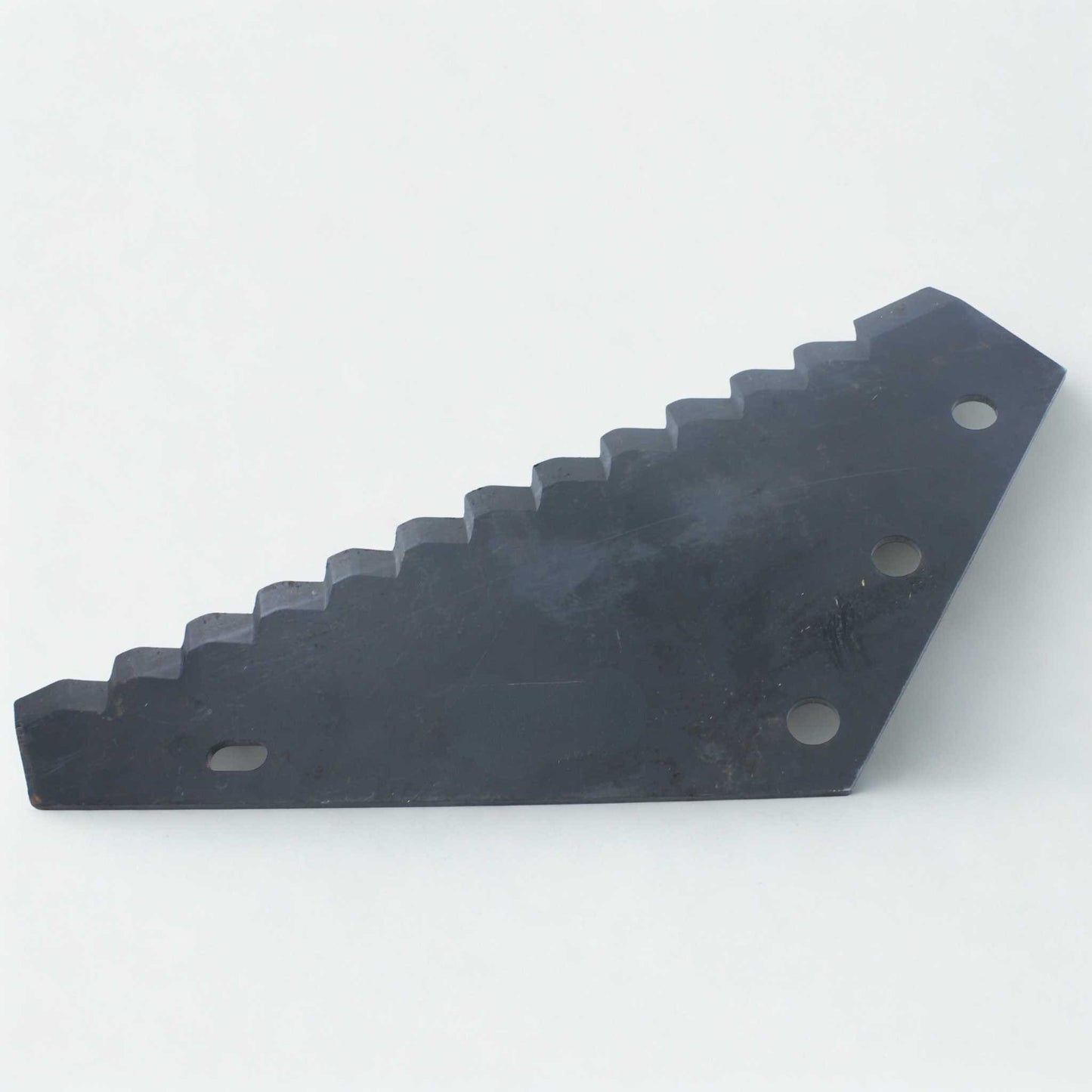 Cuchilla de repuesto pequeña para carro mezclador, de diseño universal y adaptable a marcas como Compar, Luclar, Mutti, OMAS y Unifeed. Fabricada en acero de 5 mm de grosor, con 80 mm de distancia entre agujeros y una longitud total de 435 mm. Ideal para el corte y mezclado de forraje. 