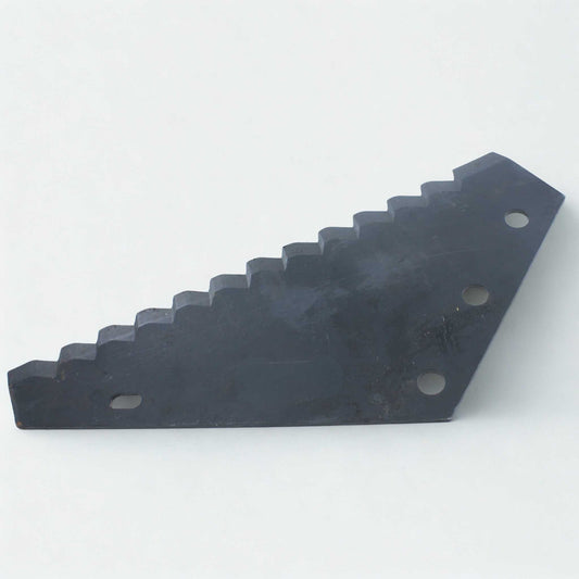 Cuchilla de repuesto pequeña para carro mezclador, de diseño universal y adaptable a marcas como Compar, Luclar, Mutti, OMAS y Unifeed. Fabricada en acero de 5 mm de grosor, con 80 mm de distancia entre agujeros y una longitud total de 435 mm. Ideal para el corte y mezclado de forraje. 