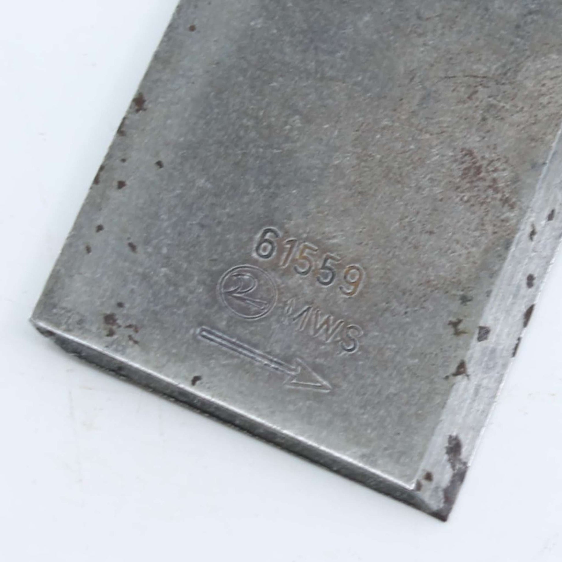 Cuchilla de corte corta izquierda adaptable para segadora Vicon. Giro antihorario, referencia 61559 y medidas 92 x 48 mm.