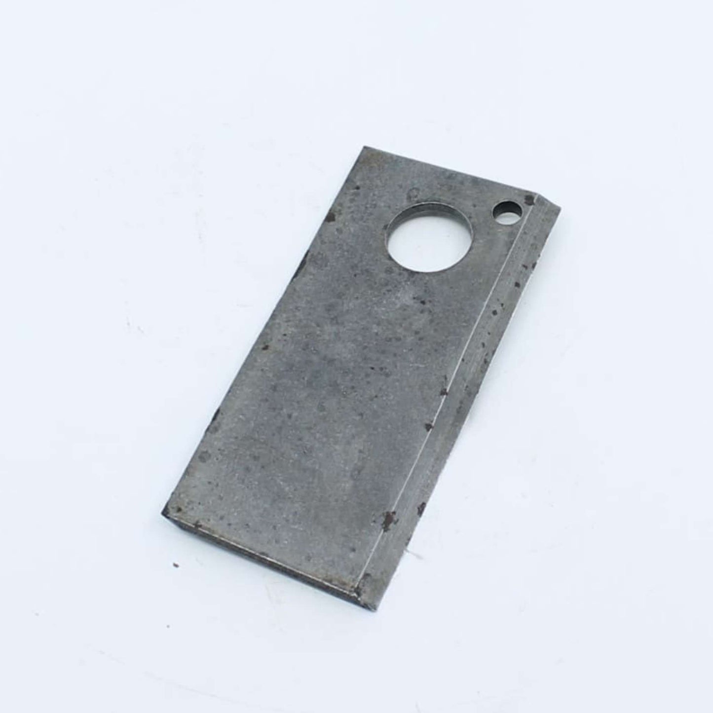 Cuchilla de corte corta izquierda adaptable para segadora Vicon. Giro antihorario, referencia 61559 y medidas 92 x 48 mm.
