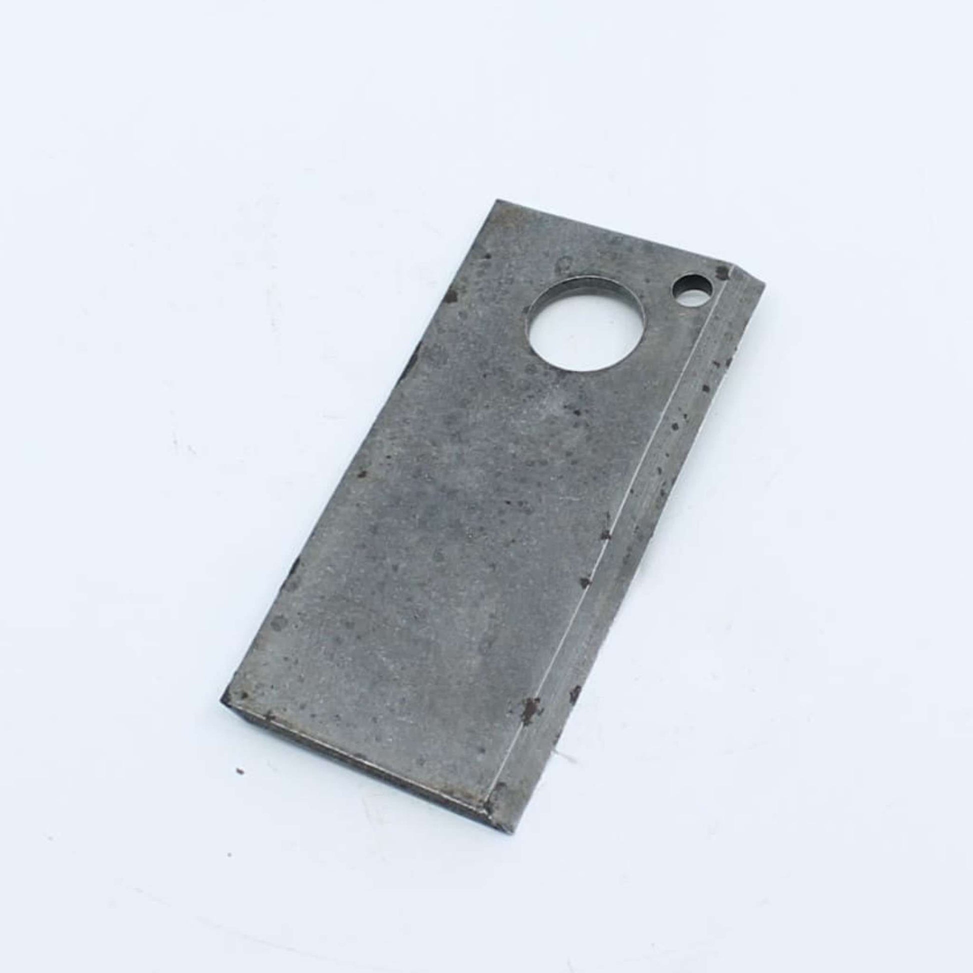 Cuchilla de corte corta izquierda adaptable para segadora Vicon. Giro antihorario, referencia 61559 y medidas 92 x 48 mm.