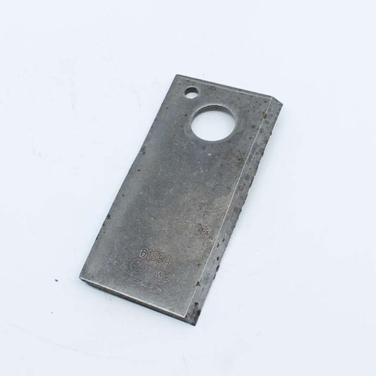 Cuchilla de corte corta izquierda adaptable para segadora Vicon. Giro antihorario, referencia 61559 y medidas 92 x 48 mm.