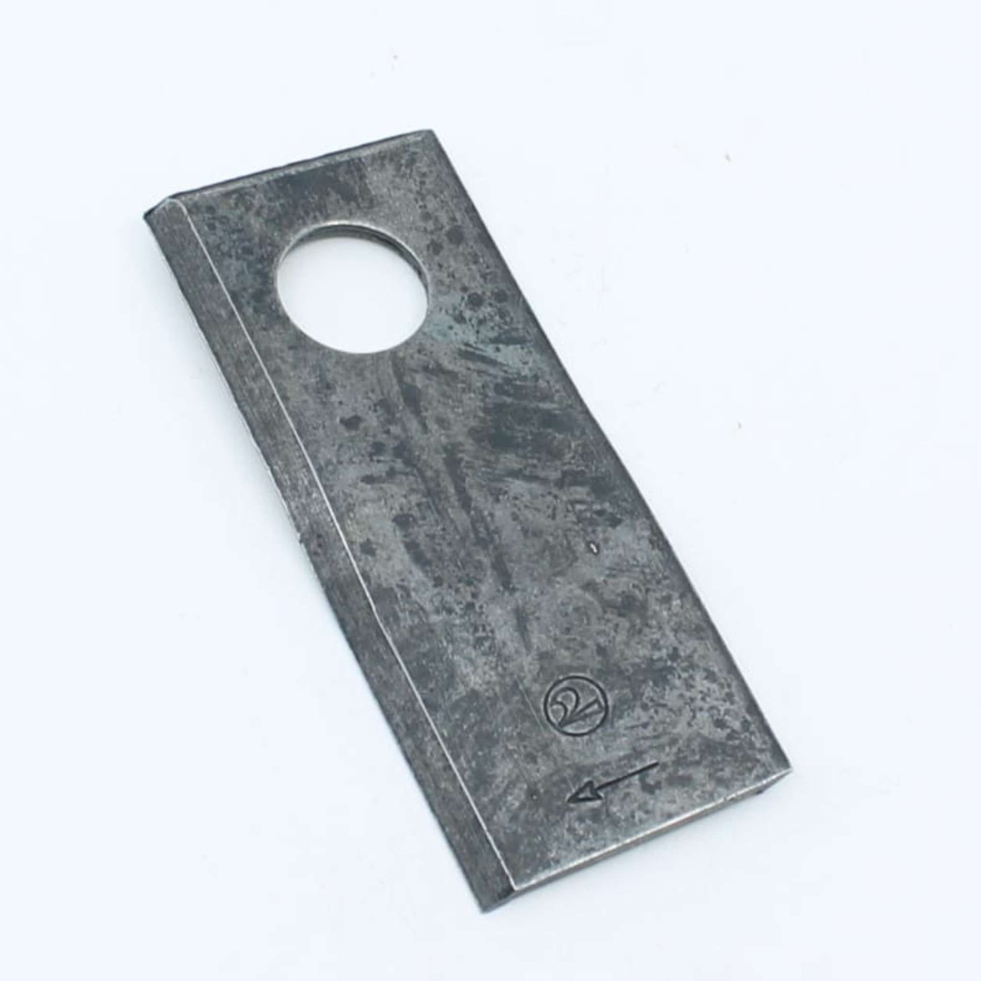 Cuchilla de corte derecha adaptable para segadora BCS. Giro horario, referencia 580290955 y medidas 100 x 40 mm.