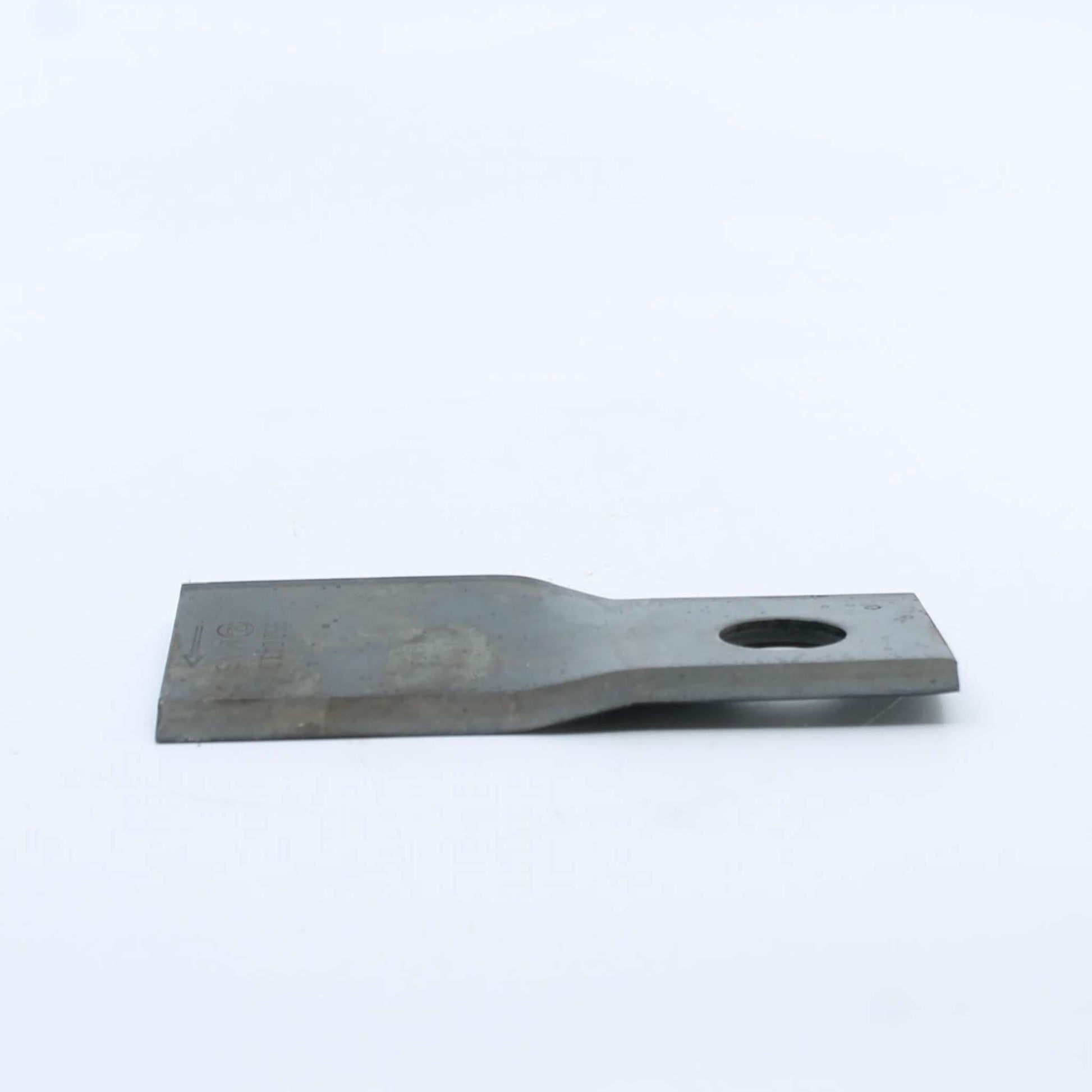 Cuchilla de corte derecha adaptable para segadora Claas. Giro horario, referencia 9520420 y medidas 115 x 48 mm.