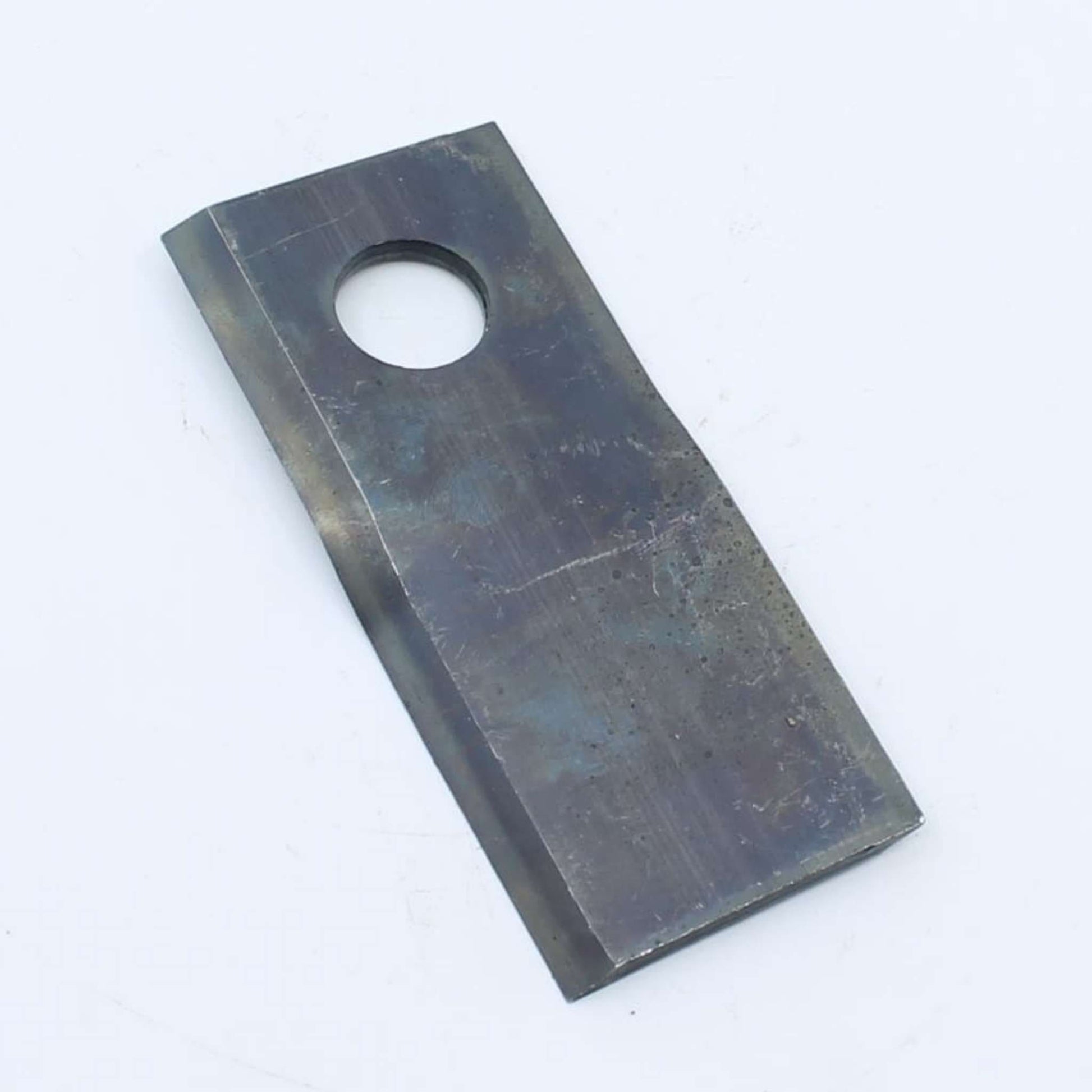 Cuchilla de corte derecha adaptable para segadora Claas. Giro horario, referencia 9520420 y medidas 115 x 48 mm.