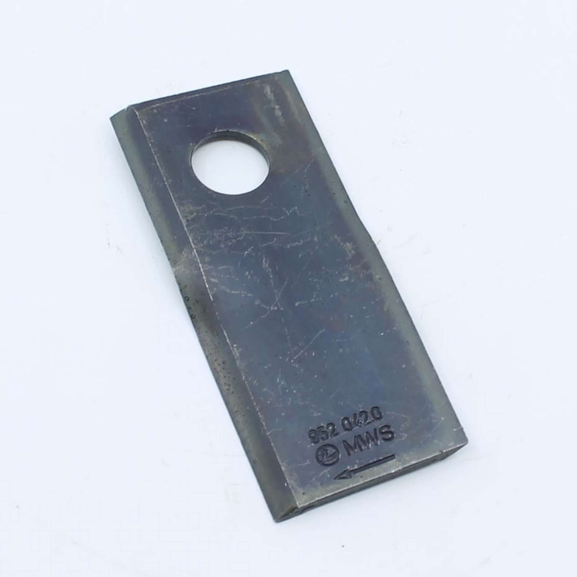 Cuchilla de corte derecha adaptable para segadora Claas. Giro horario, referencia 9520420 y medidas 115 x 48 mm.