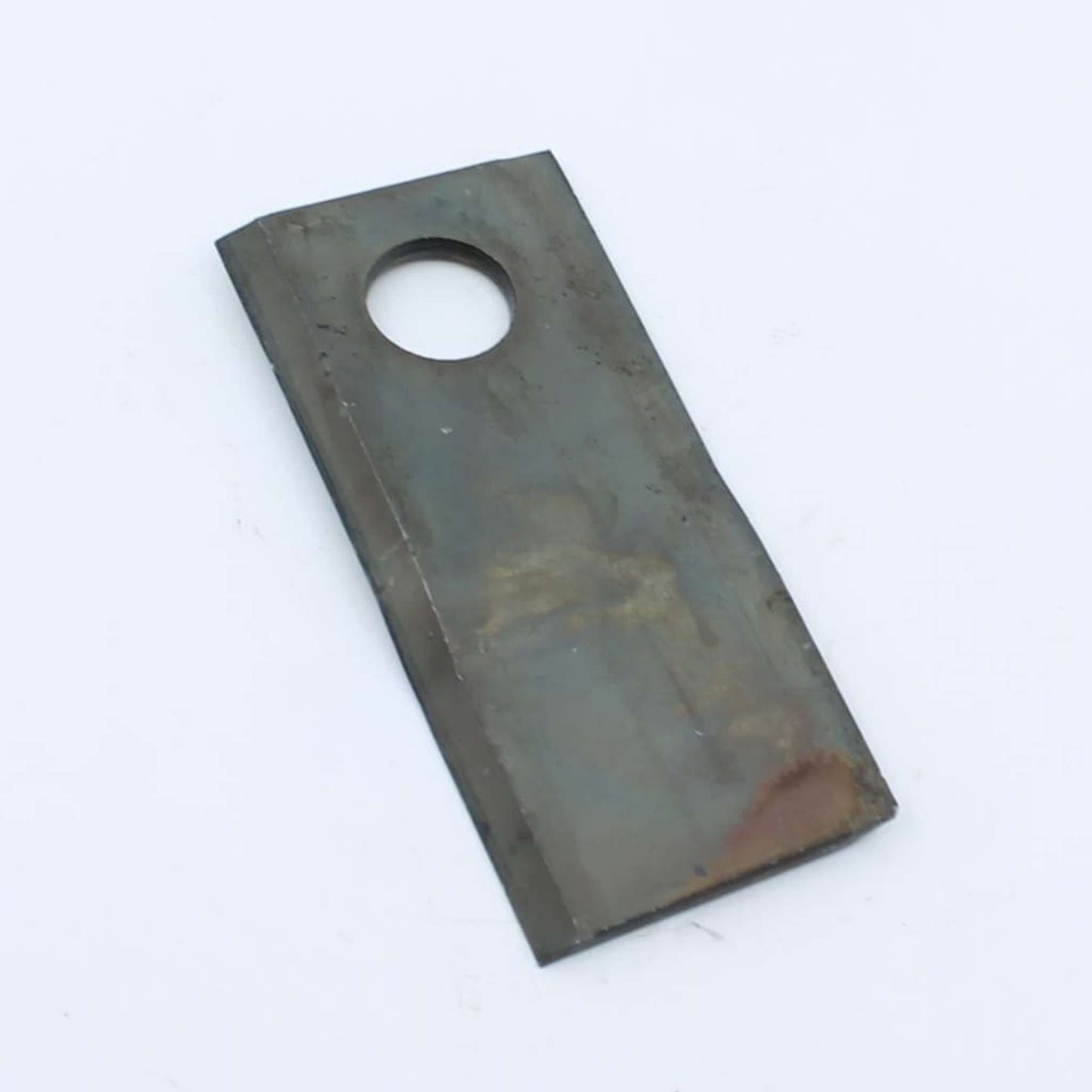 Cuchilla de corte derecha adaptable para segadora Fella. Giro horario, referencias 134308 y 123707 con medidas 112 x 48 mm.