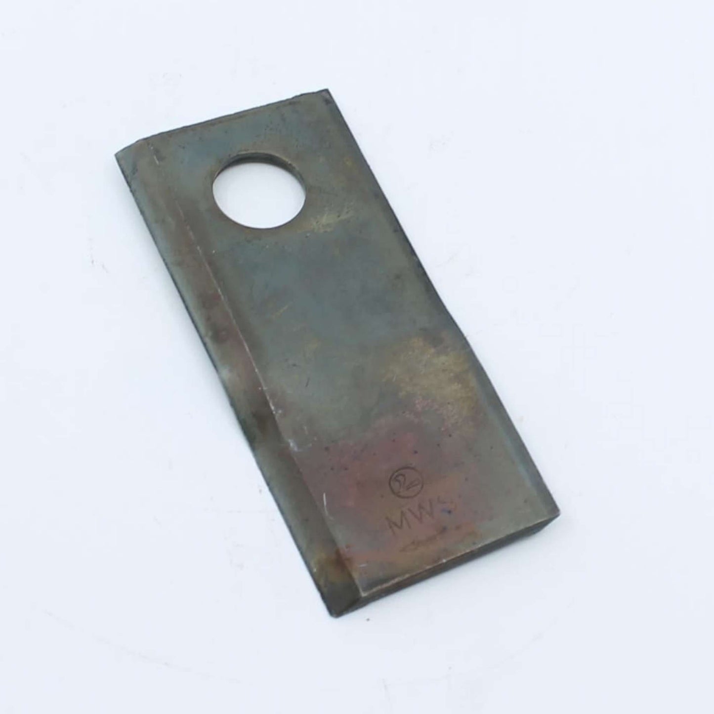 Cuchilla de corte derecha adaptable para segadora Fella. Giro horario, referencias 134308 y 123707 con medidas 112 x 48 mm.