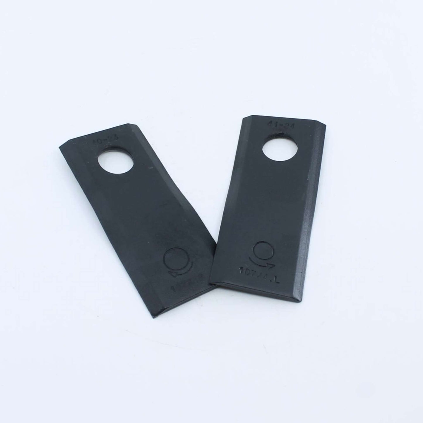 Cuchilla de corte derecha adaptable para segadora Kuhn. Giro horario, referencia 55903310 y medidas 107 x 45 mm.