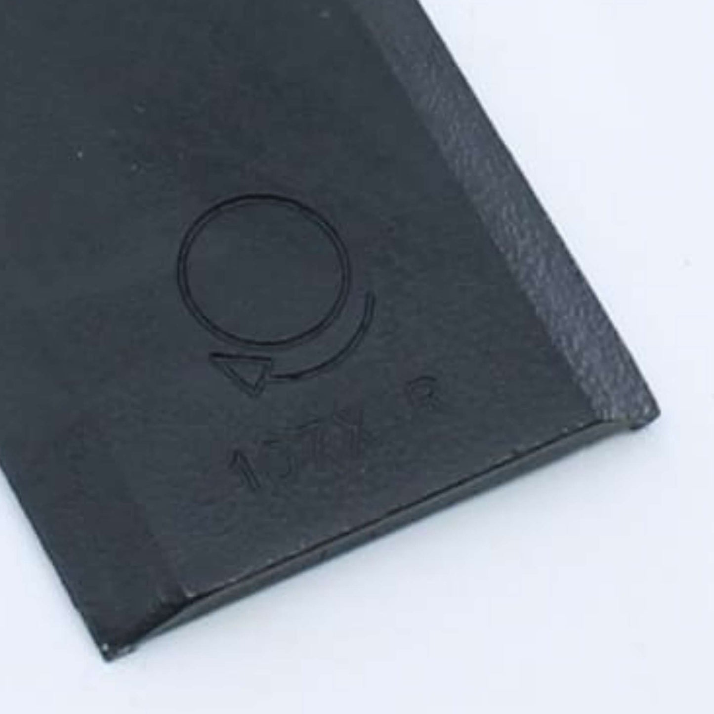 Cuchilla de corte derecha adaptable para segadora Kuhn. Giro horario, referencia 55903310 y medidas 107 x 45 mm.