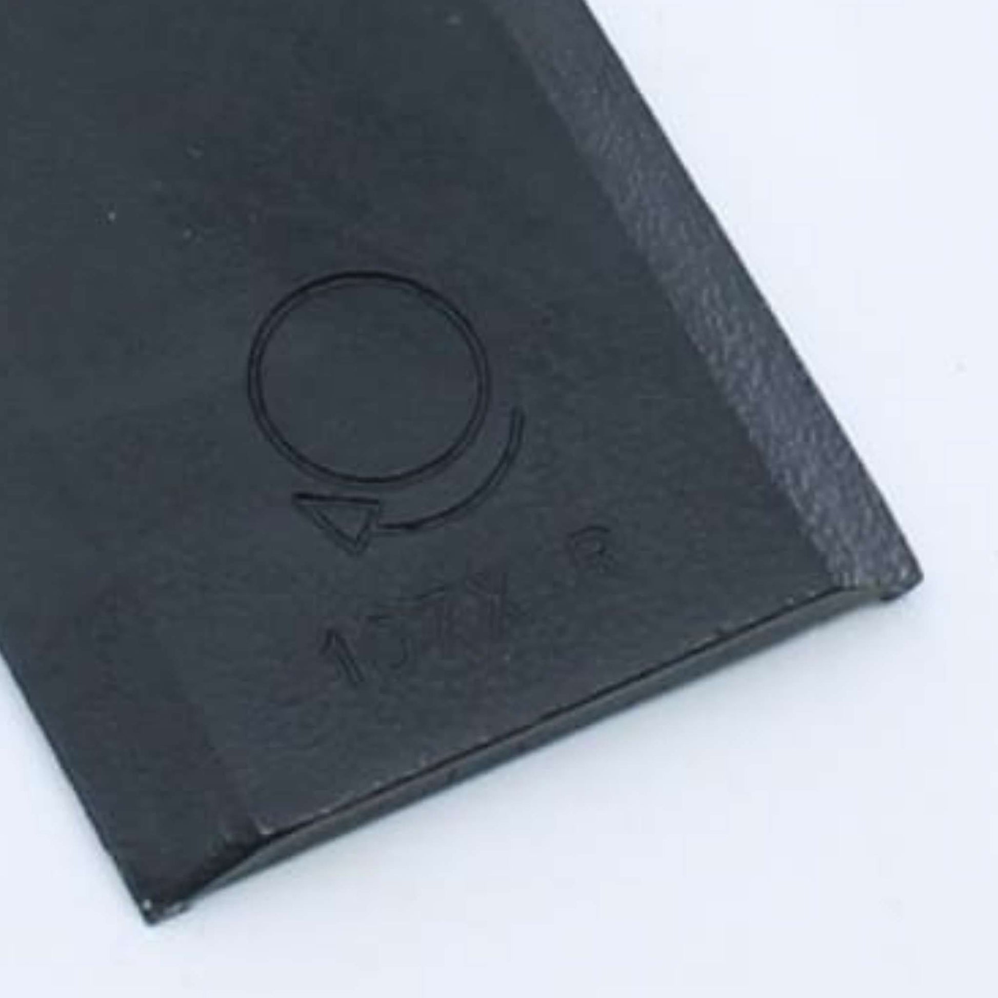 Cuchilla de corte derecha adaptable para segadora Kuhn. Giro horario, referencia 55903310 y medidas 107 x 45 mm.