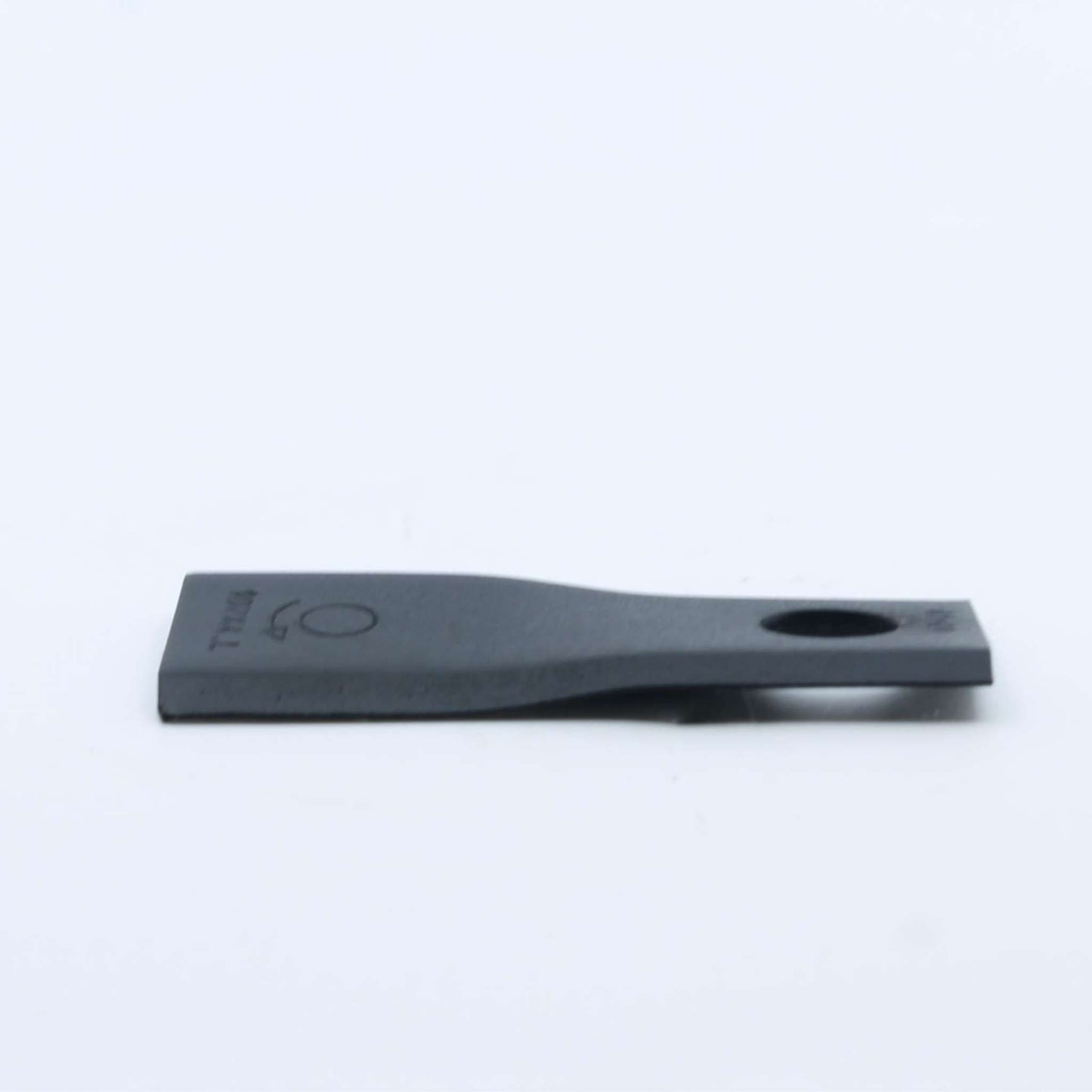 Cuchilla de corte derecha adaptable para segadora Kuhn. Giro horario, referencia 55903310 y medidas 107 x 45 mm.
