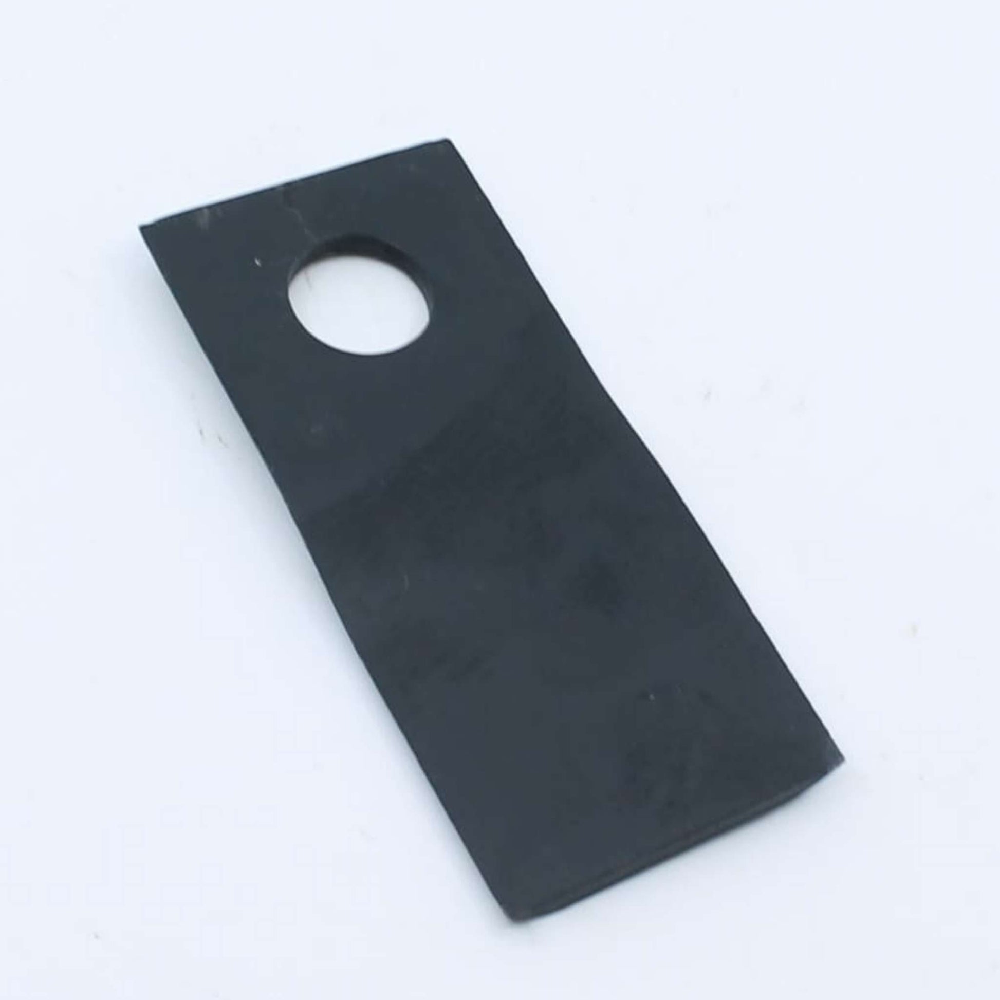 Cuchilla de corte derecha adaptable para segadora Kuhn. Giro horario, referencia 55903310 y medidas 107 x 45 mm.
